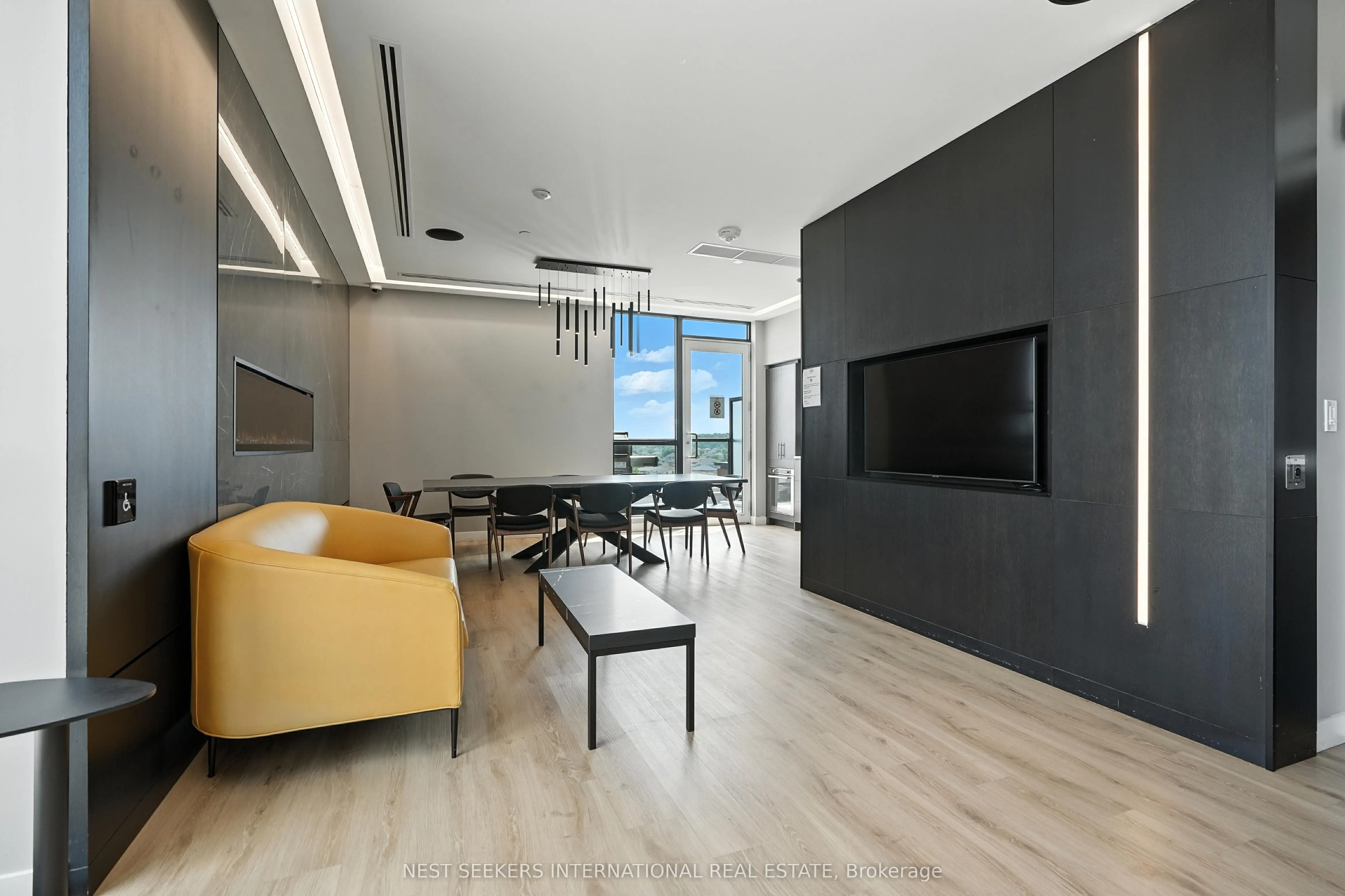 681 Yonge Street, #404