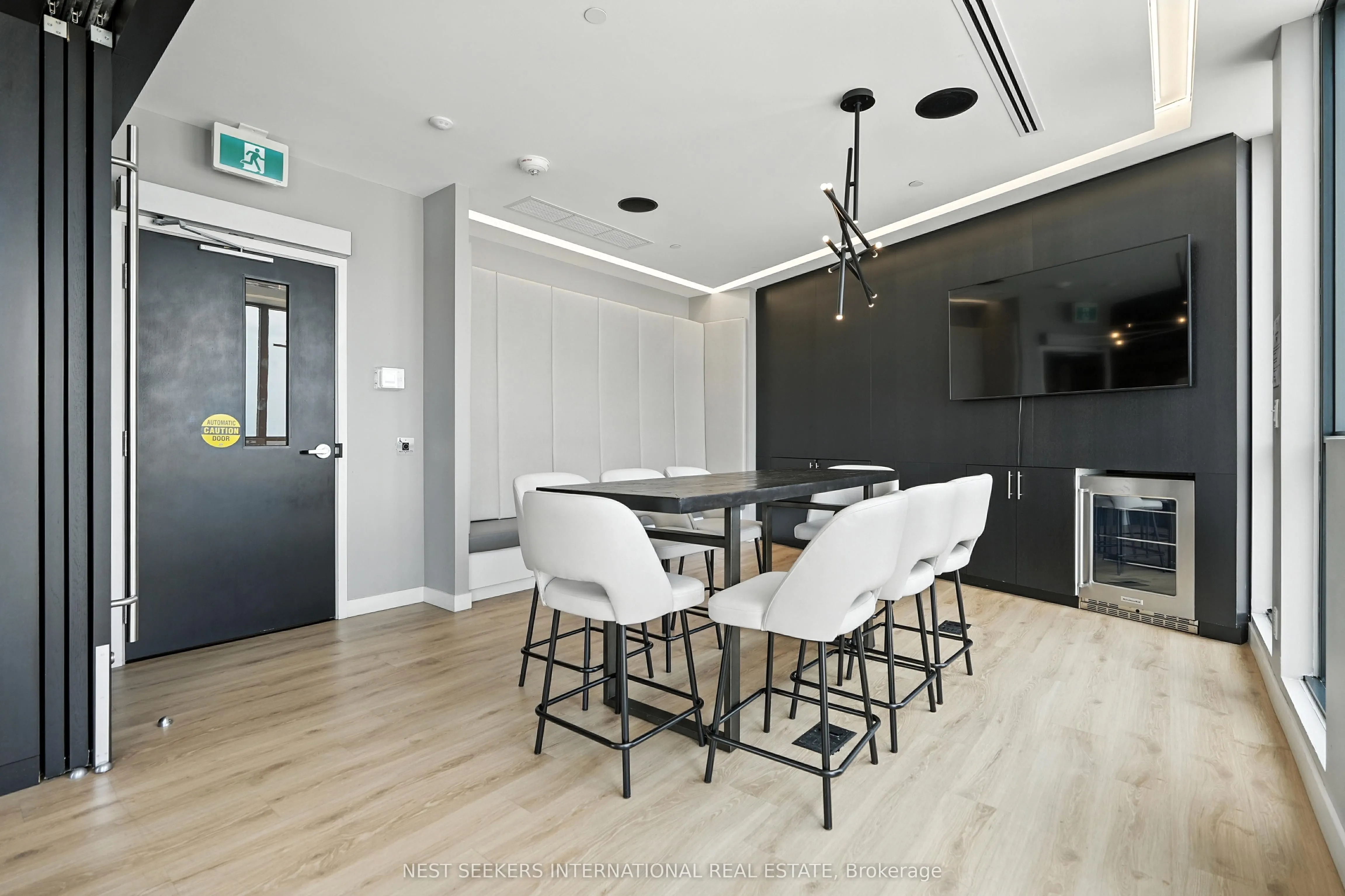 681 Yonge Street, #404