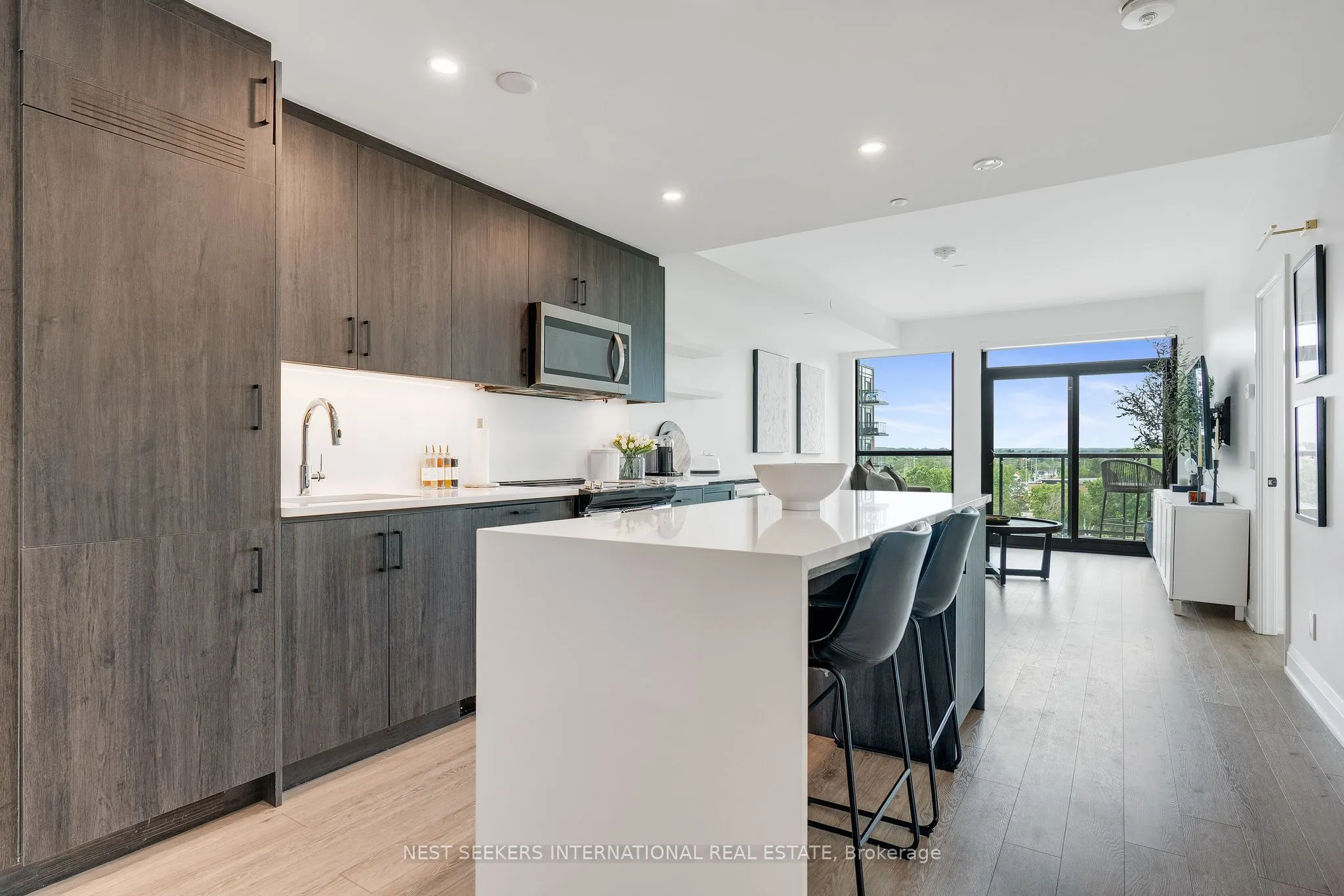 681 Yonge Street, #404
