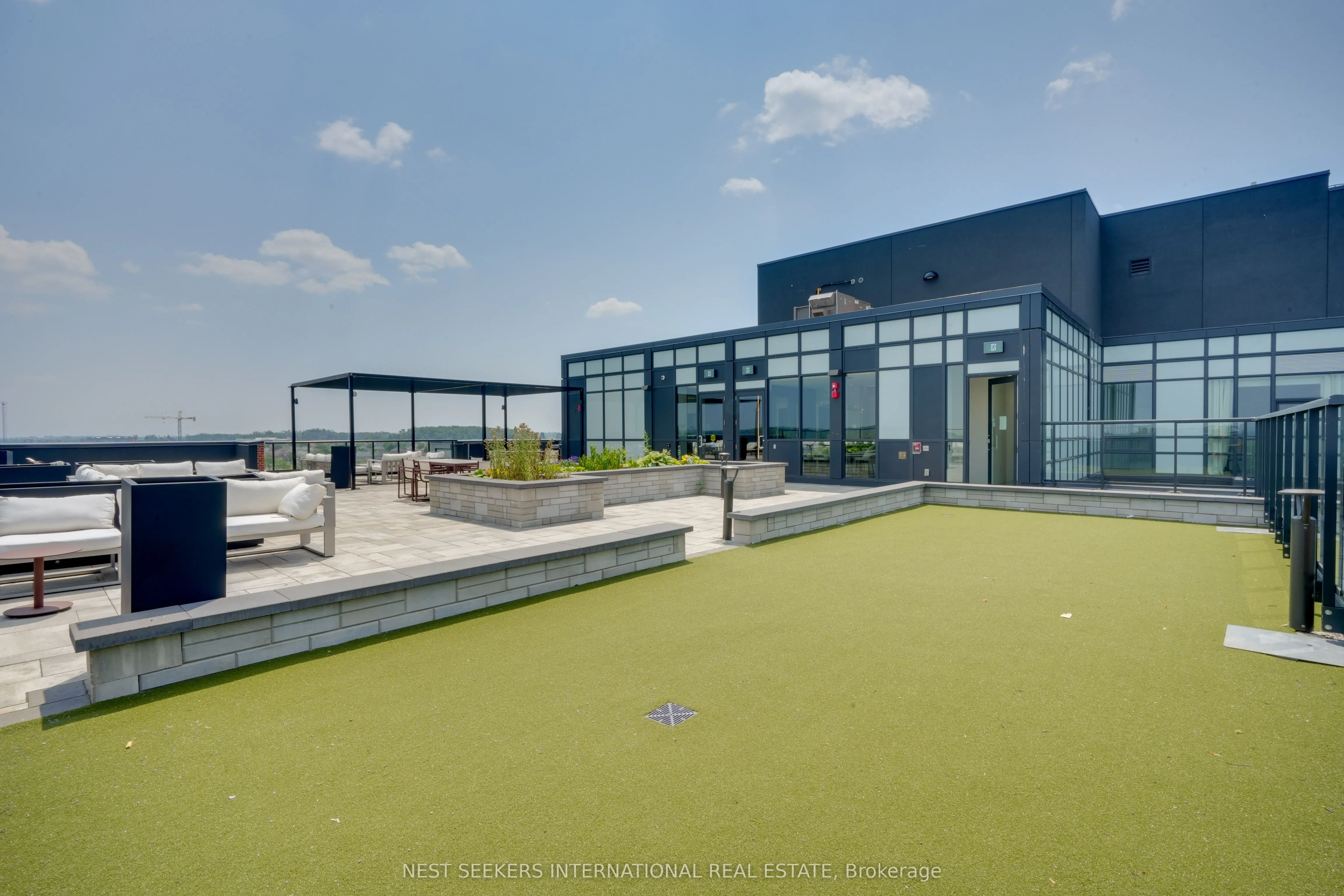 681 Yonge Street, #404