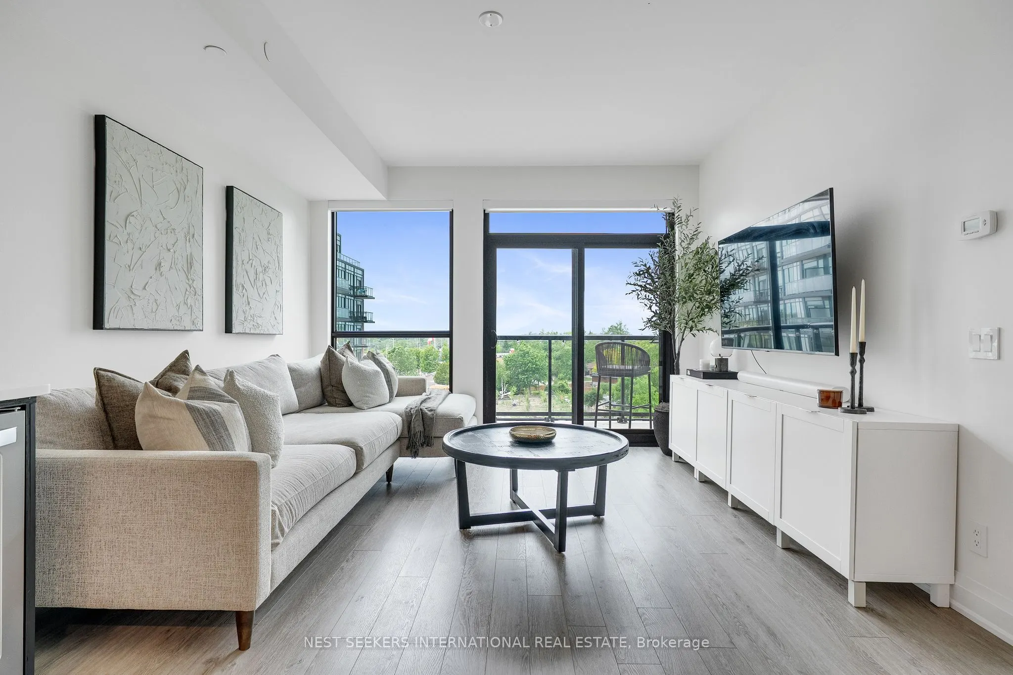 681 Yonge Street, #404