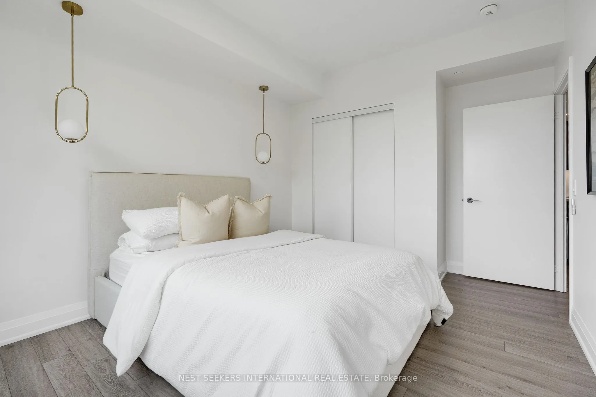 681 Yonge Street, #404