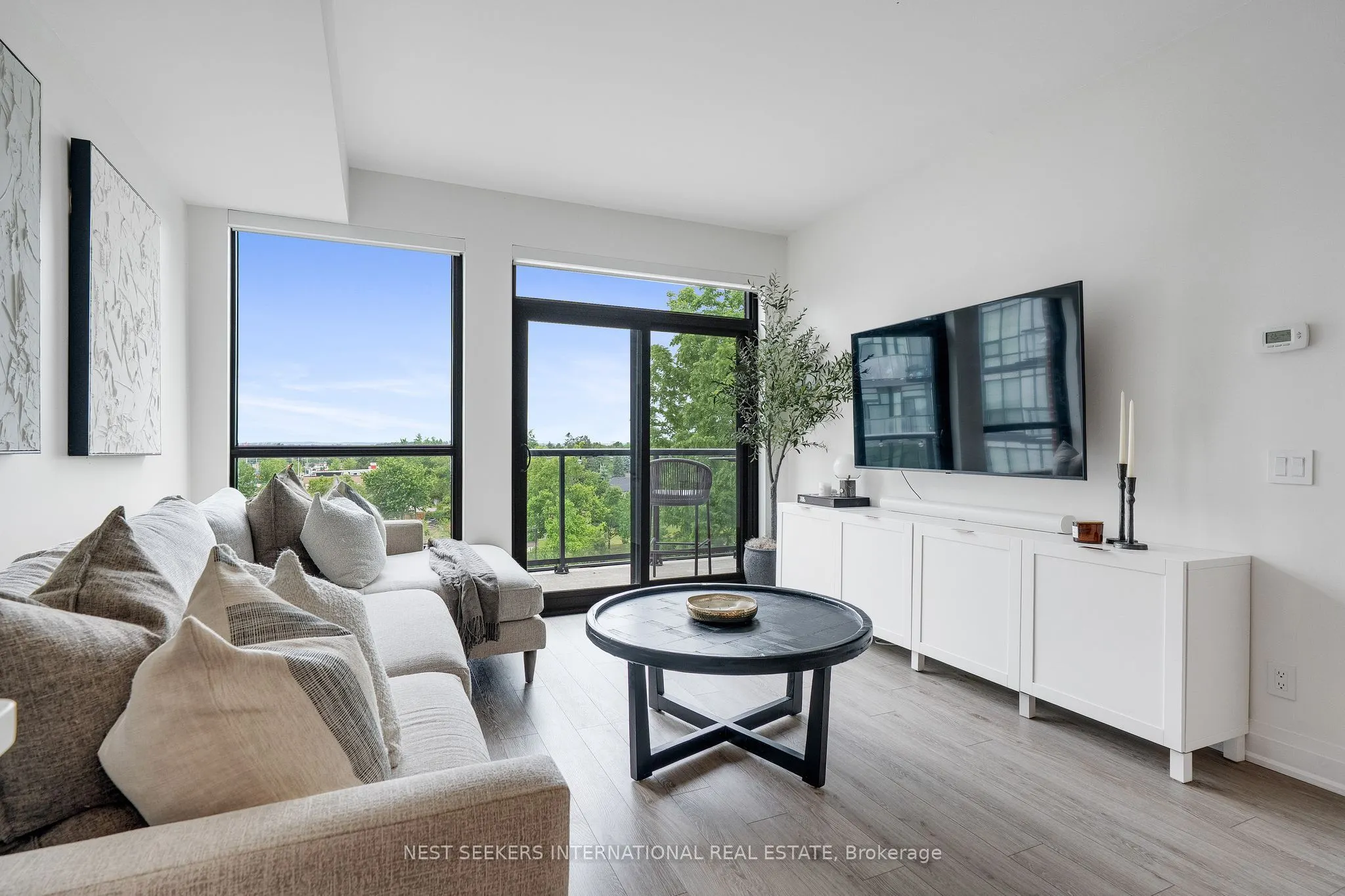 681 Yonge Street, #404