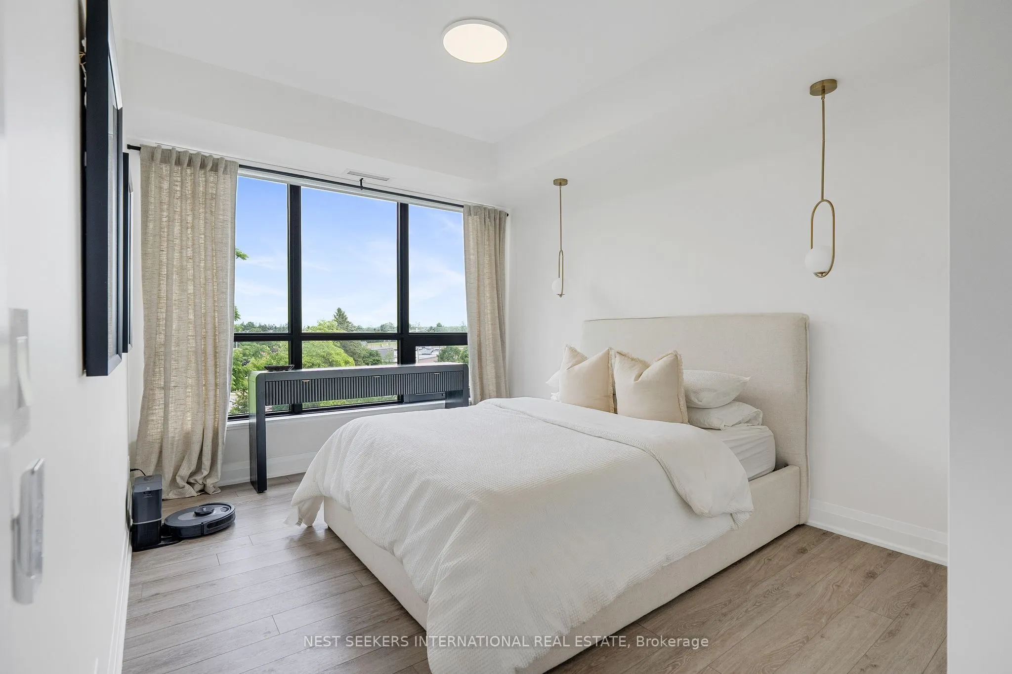 681 Yonge Street, #404