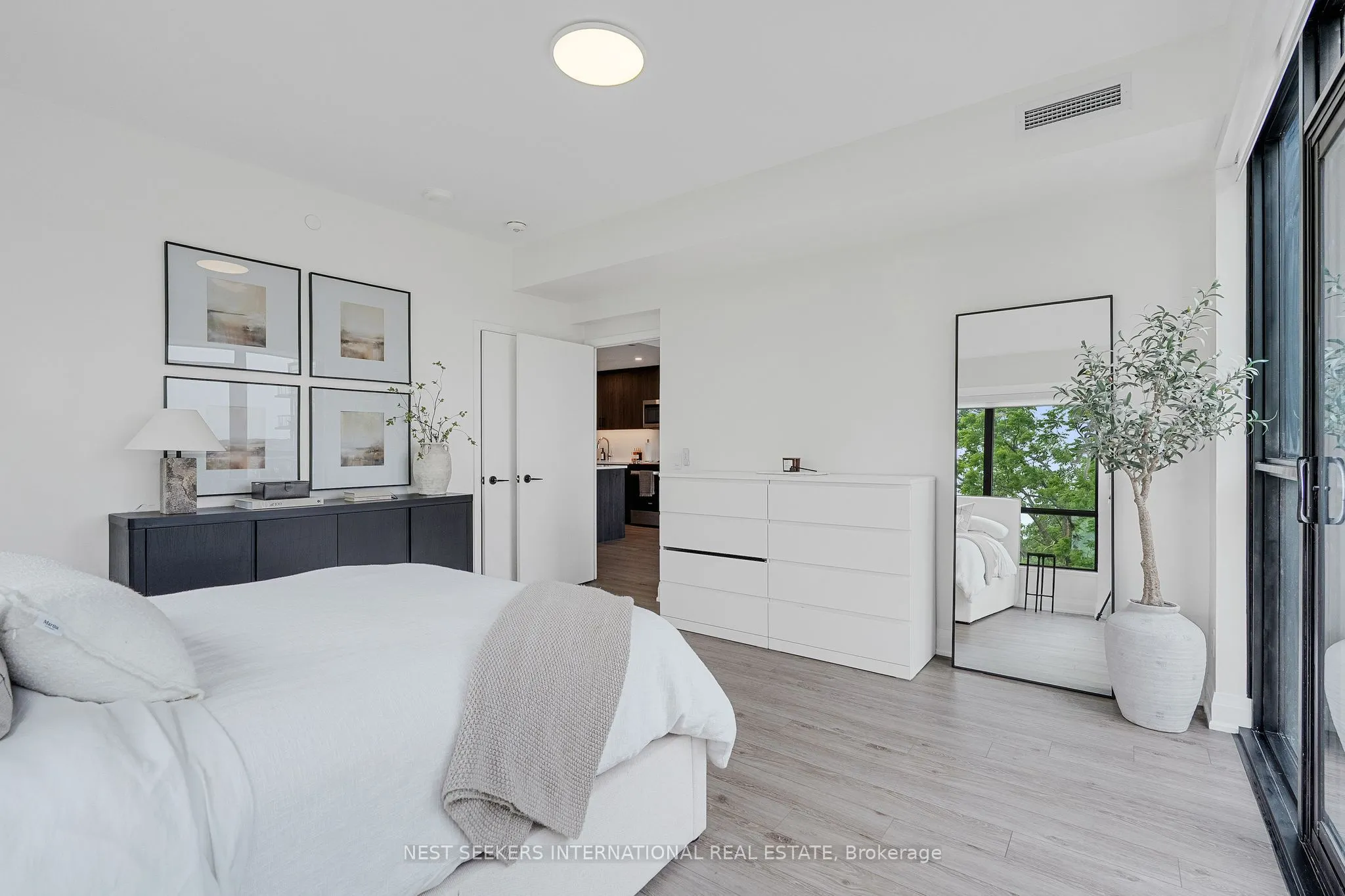 681 Yonge Street, #404