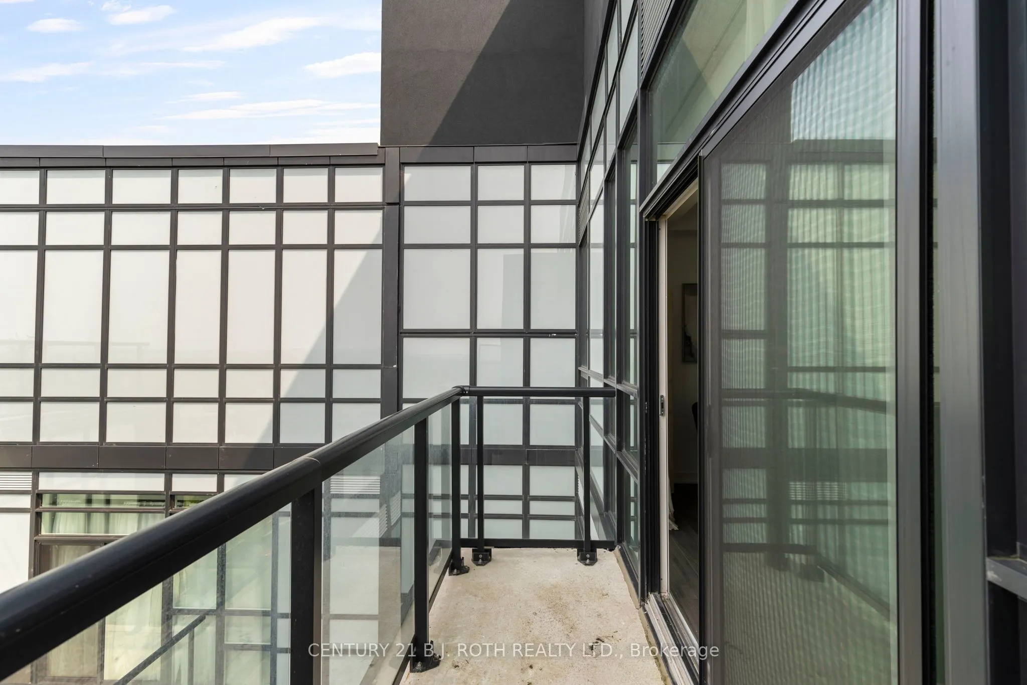 PH 681 YONGE Street, #720