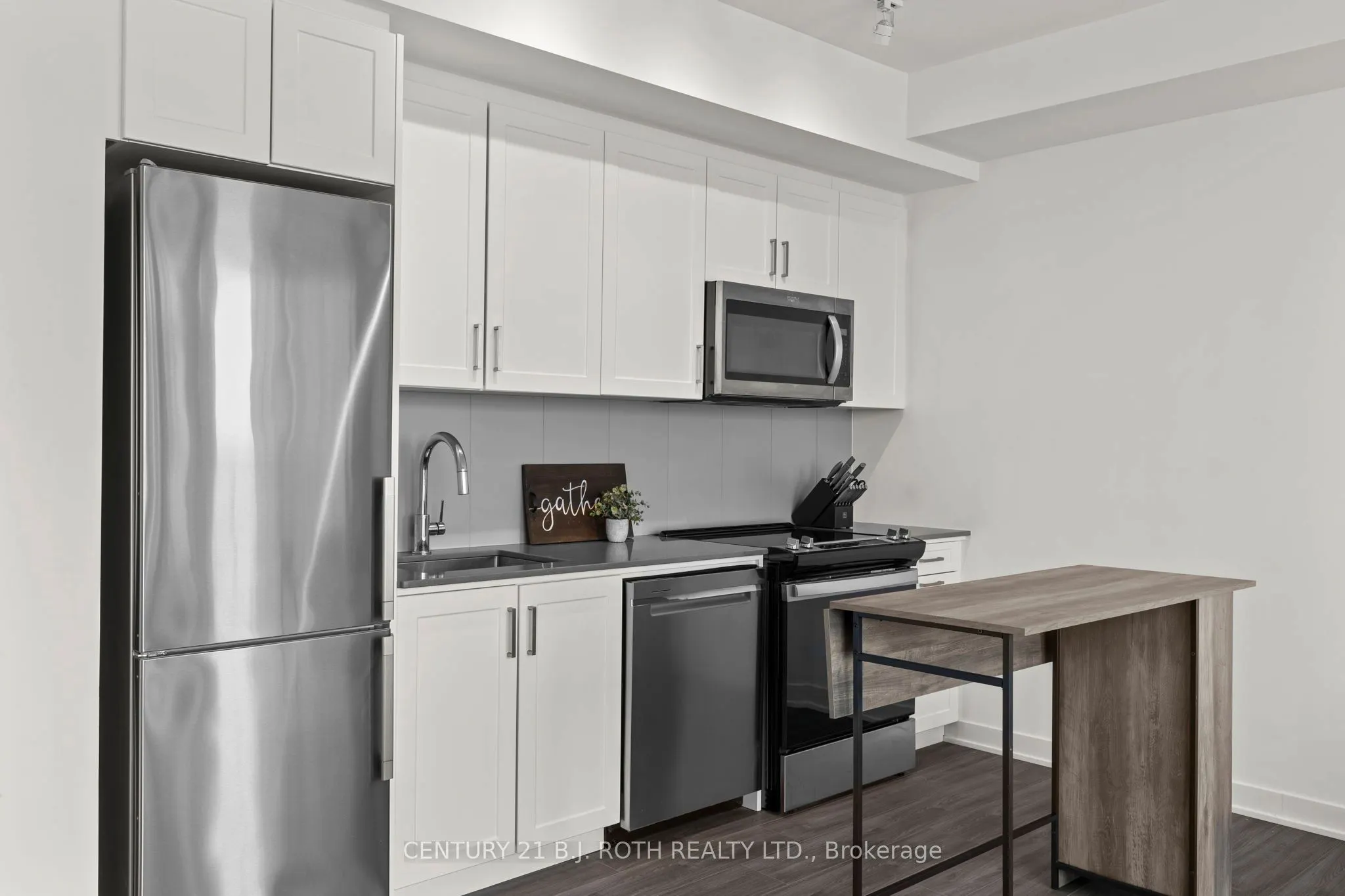 PH 681 YONGE Street, #720