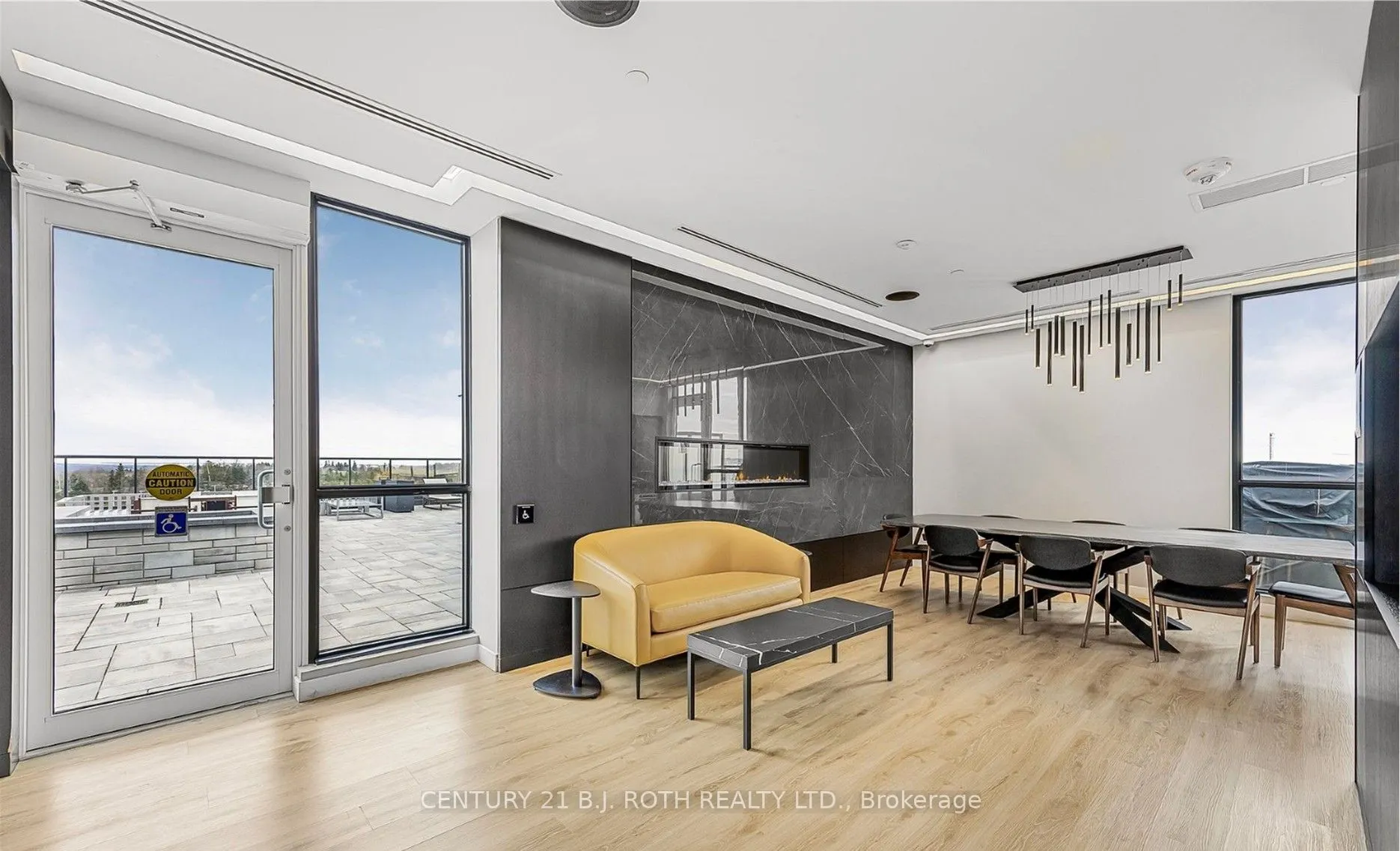 PH 681 YONGE Street, #720
