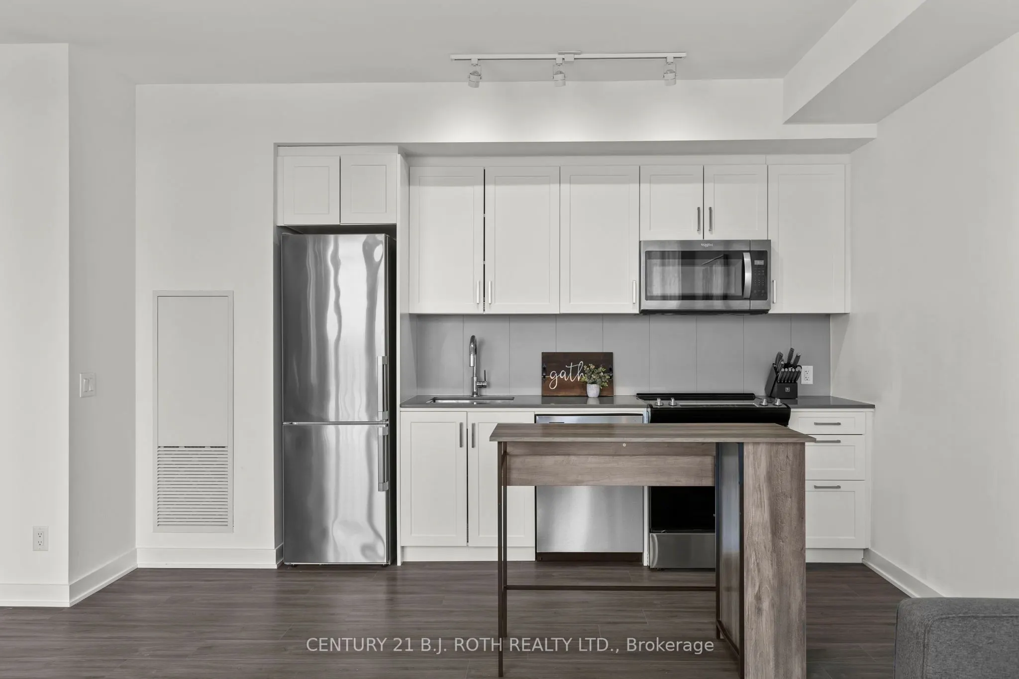 PH 681 YONGE Street, #720