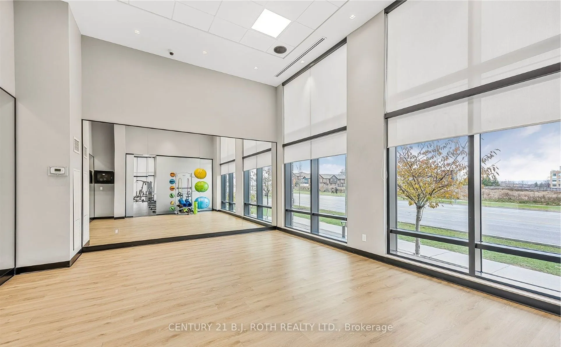 PH 681 YONGE Street, #720
