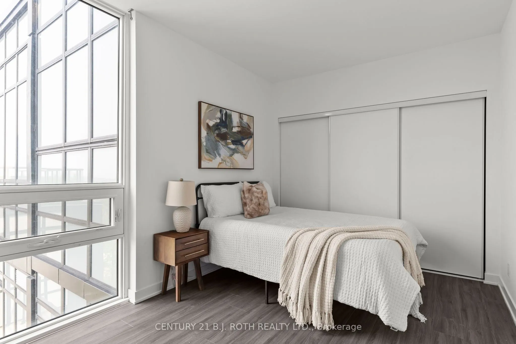 PH 681 YONGE Street, #720