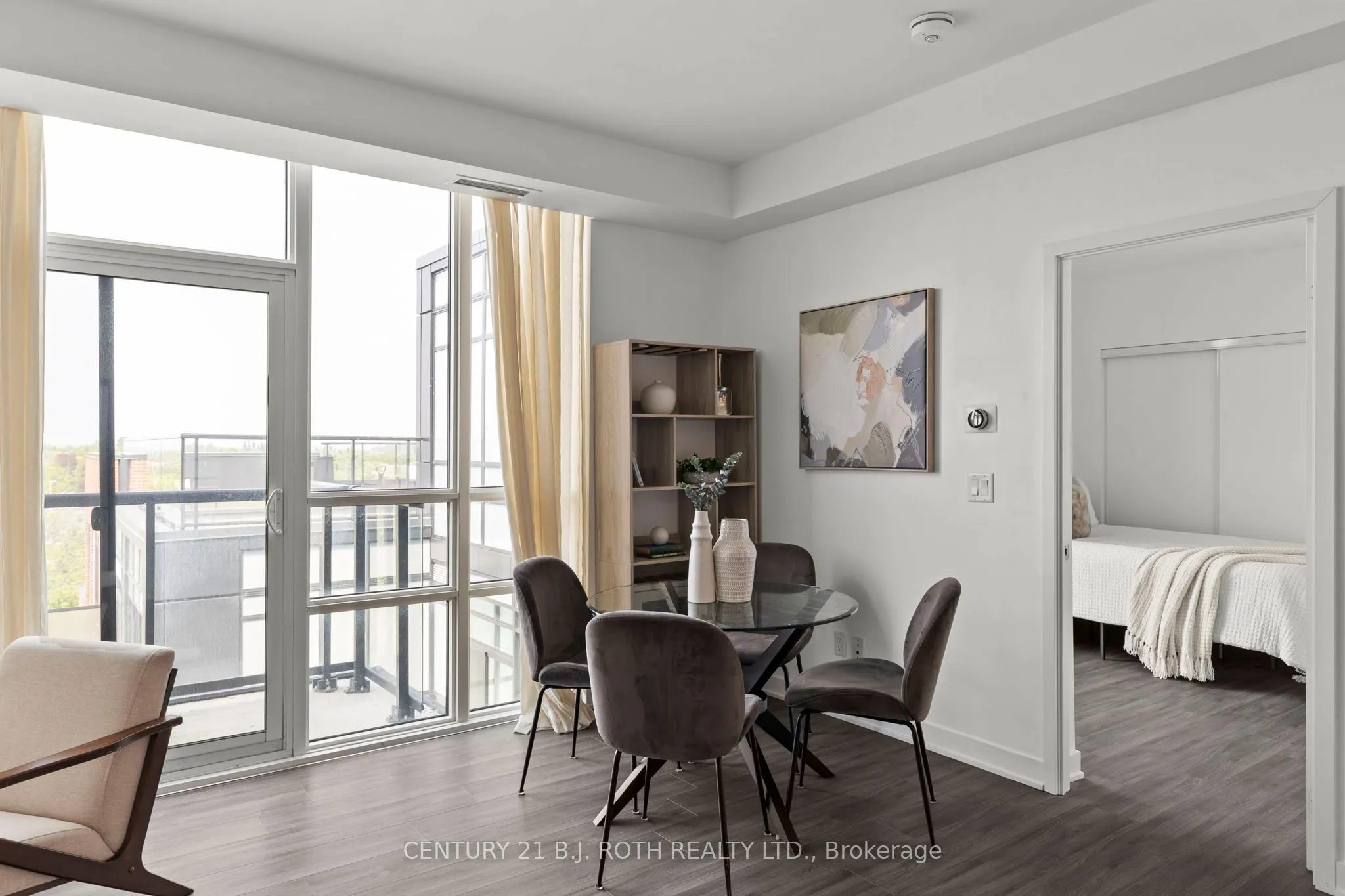 PH 681 YONGE Street, #720