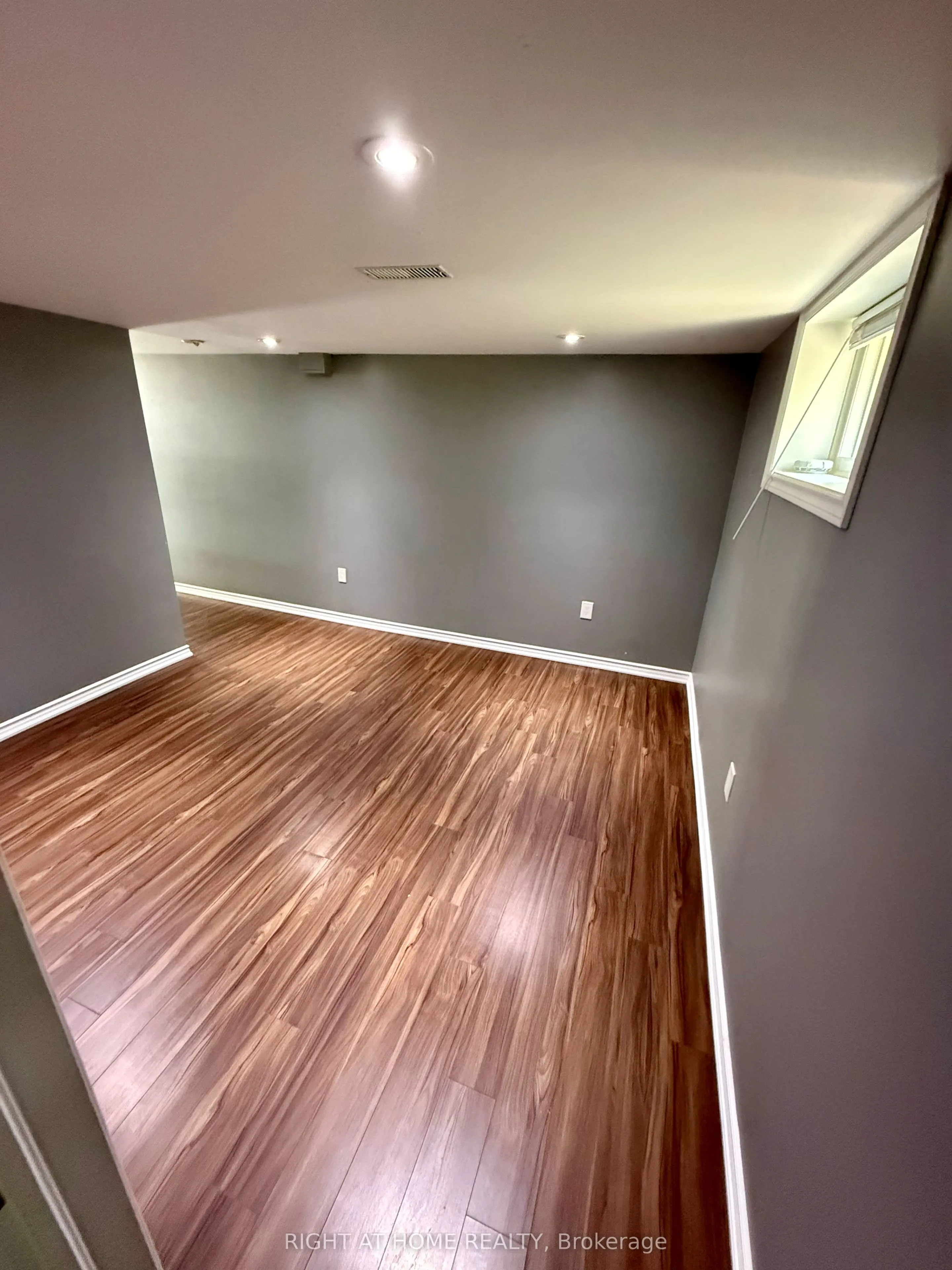 16 Dufferin Street