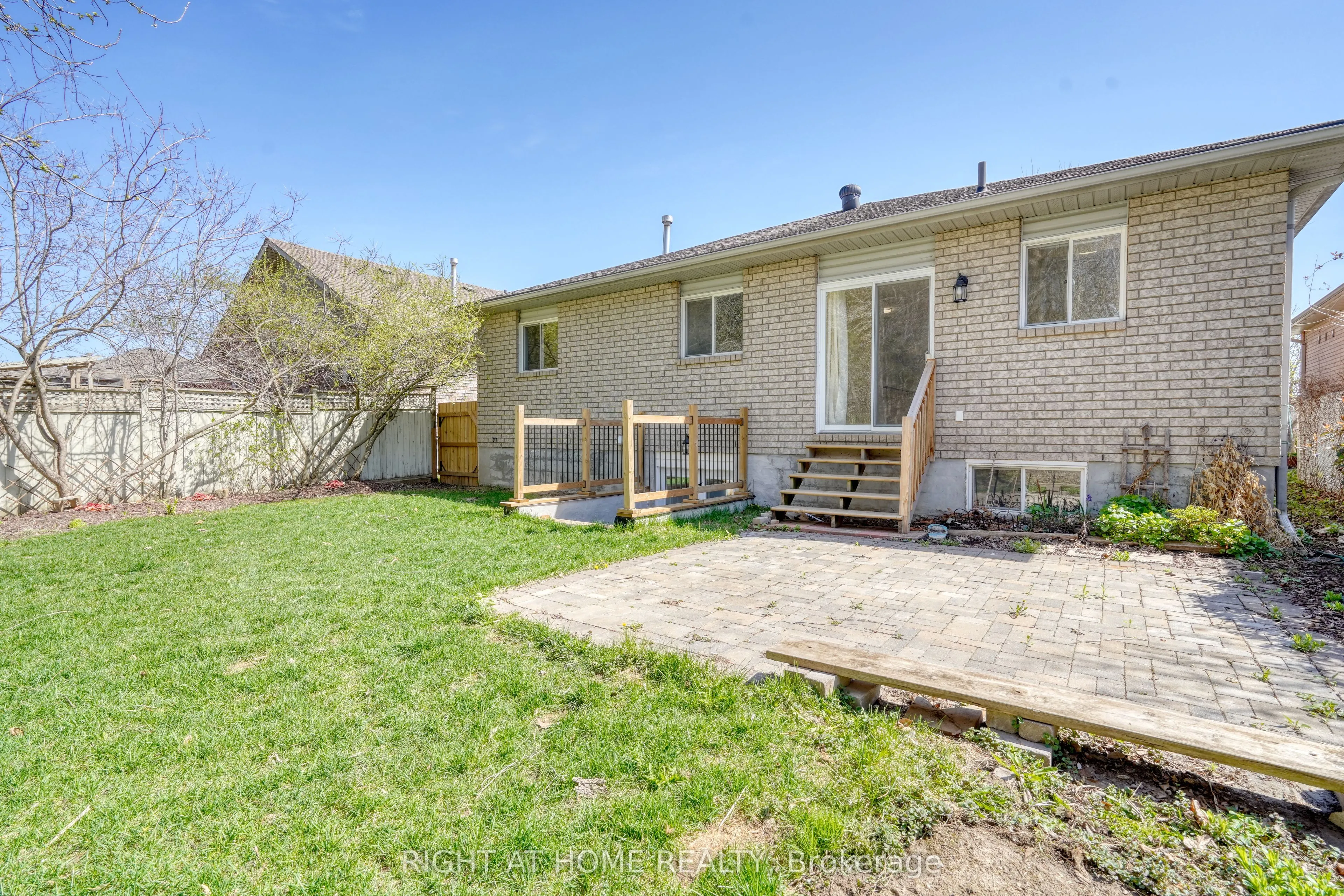 24 O'shaughnessy Crescent, #Main Fl