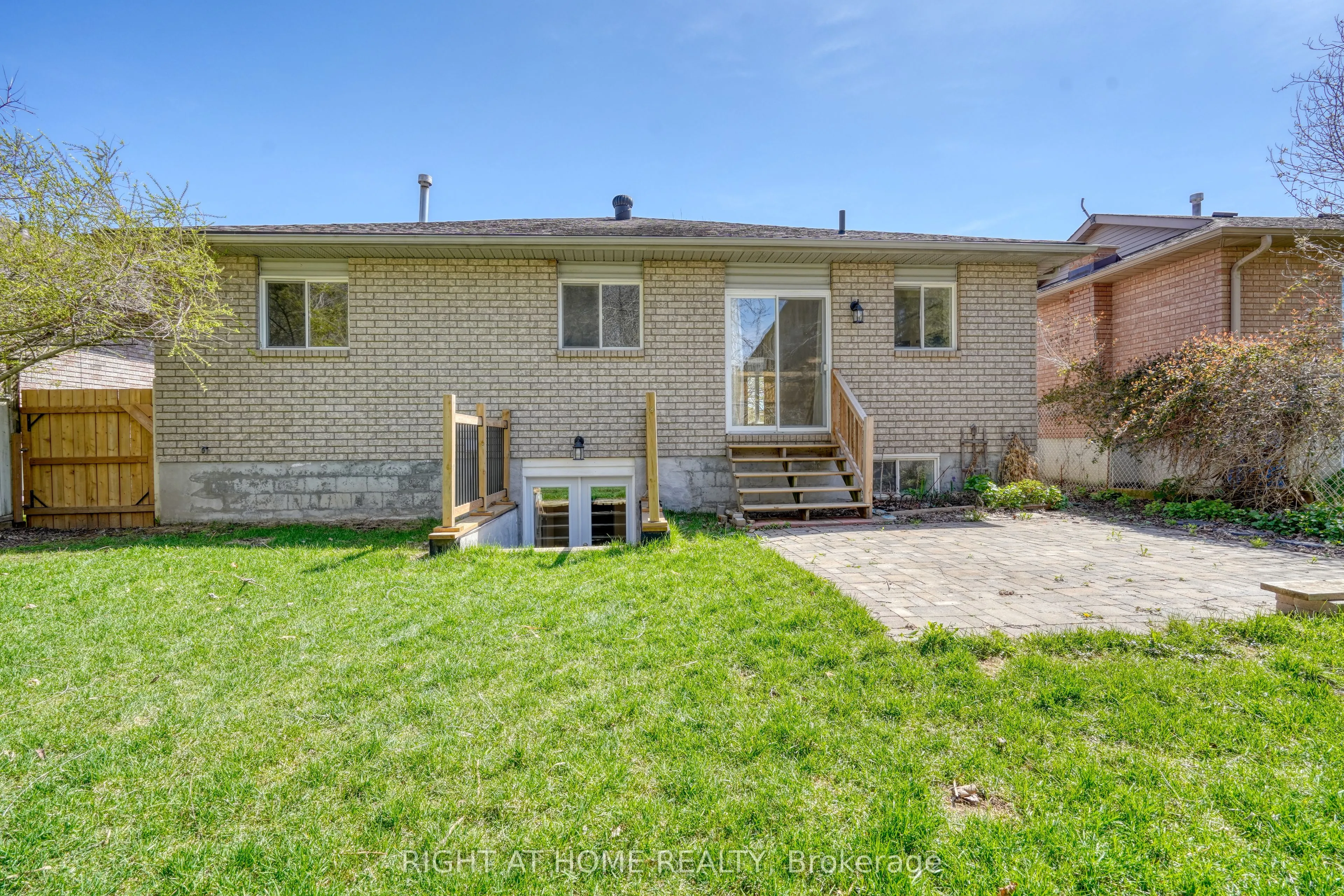 24 O'shaughnessy Crescent, #Main Fl