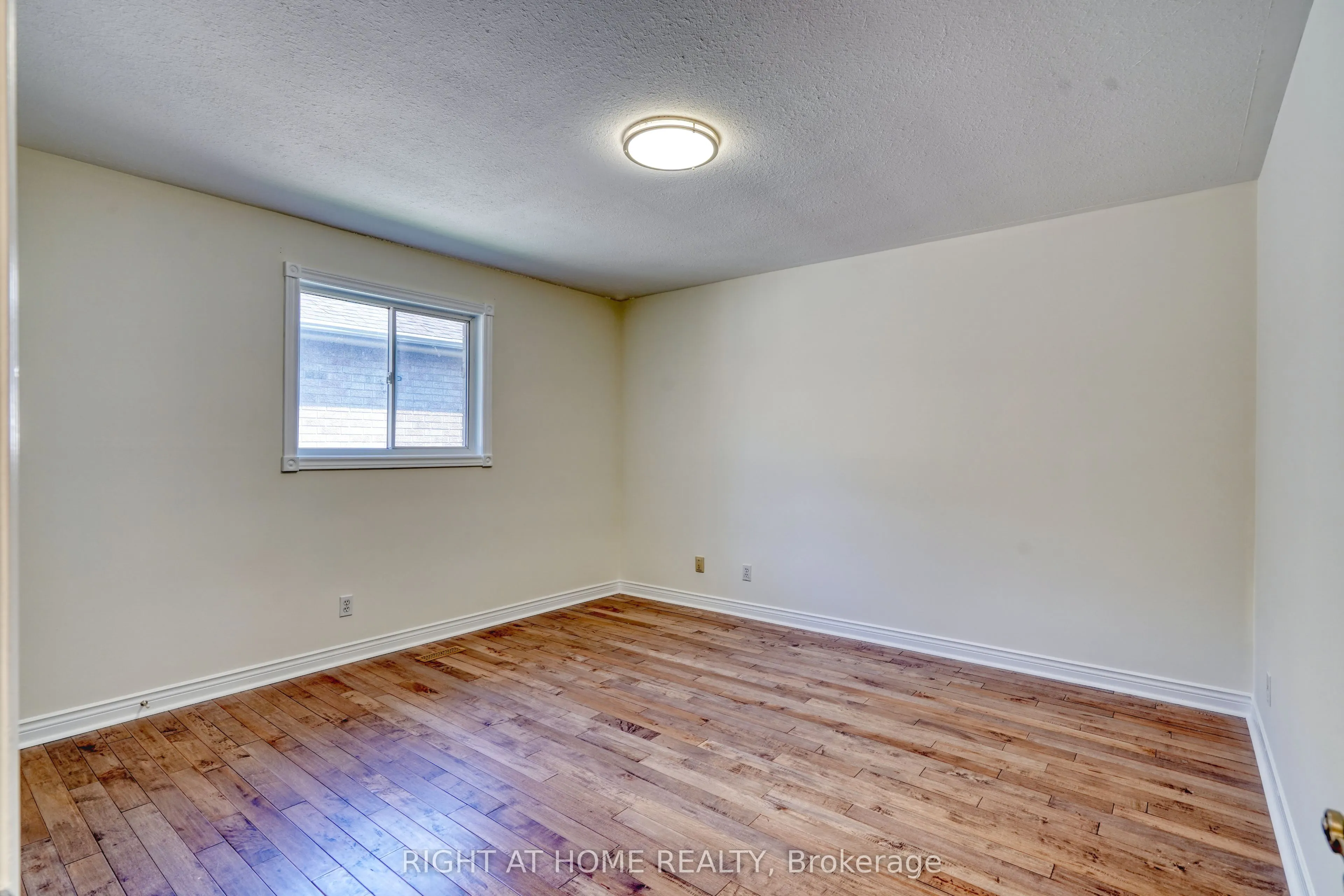 24 O'shaughnessy Crescent, #Main Fl