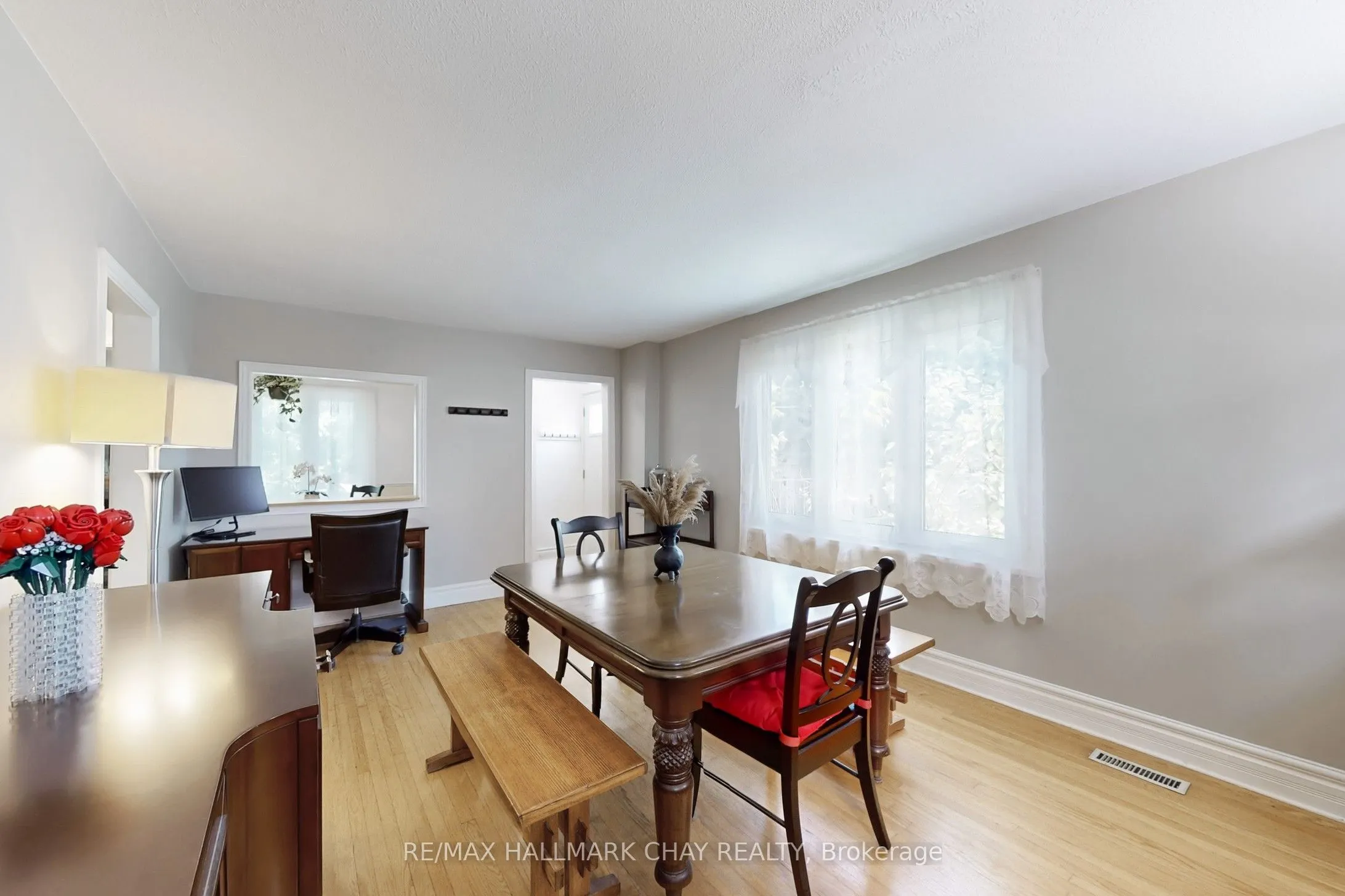 40 Wellington Street E