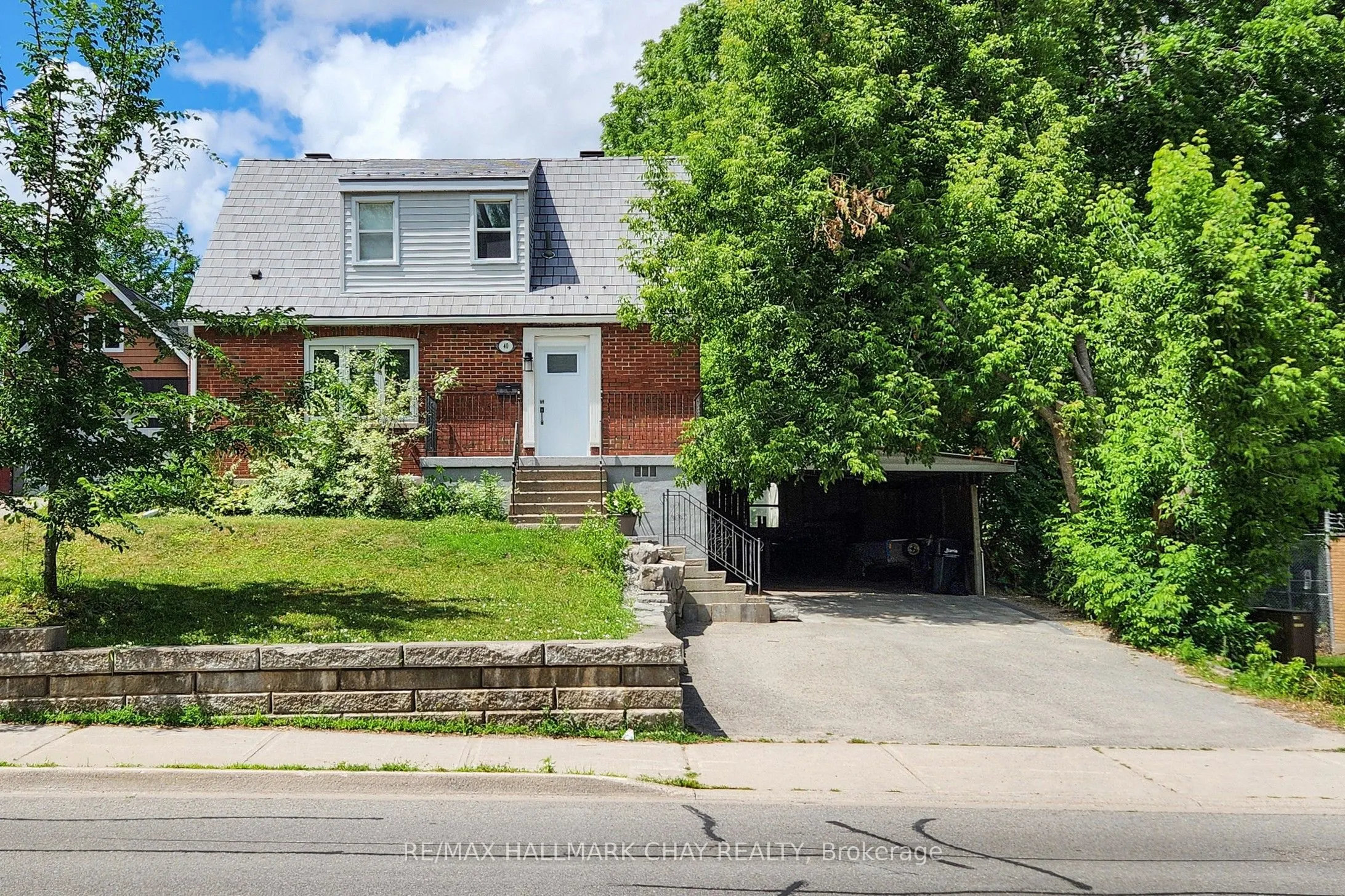 40 Wellington Street E