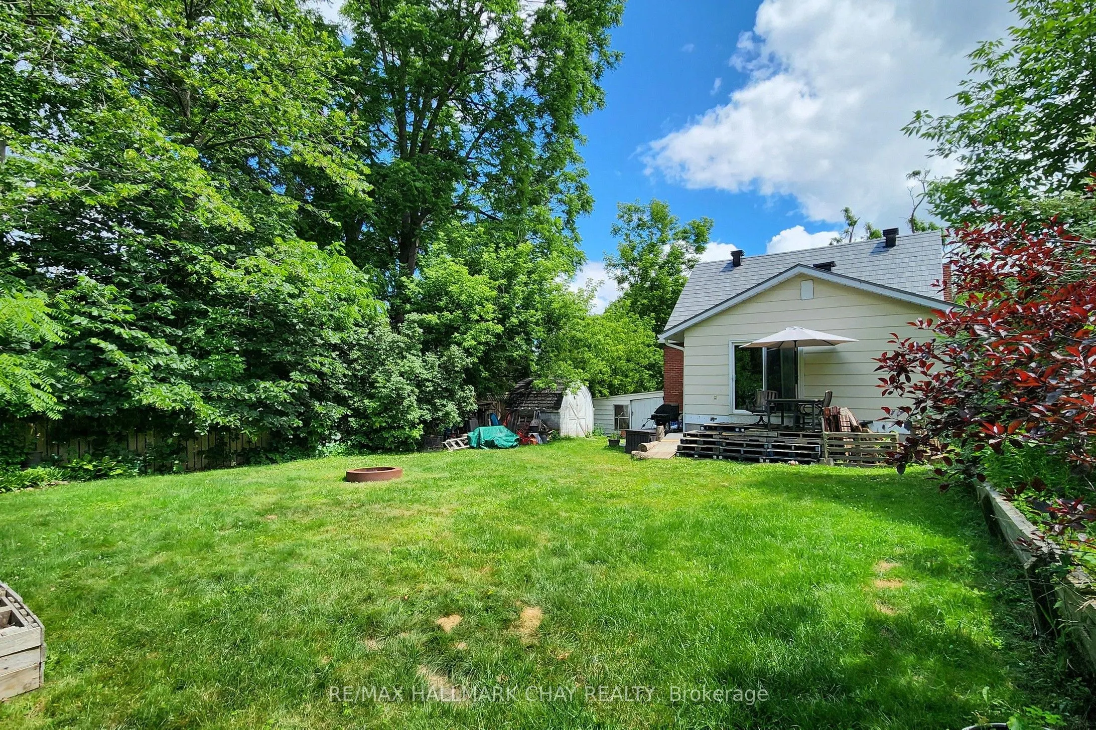 40 Wellington Street E