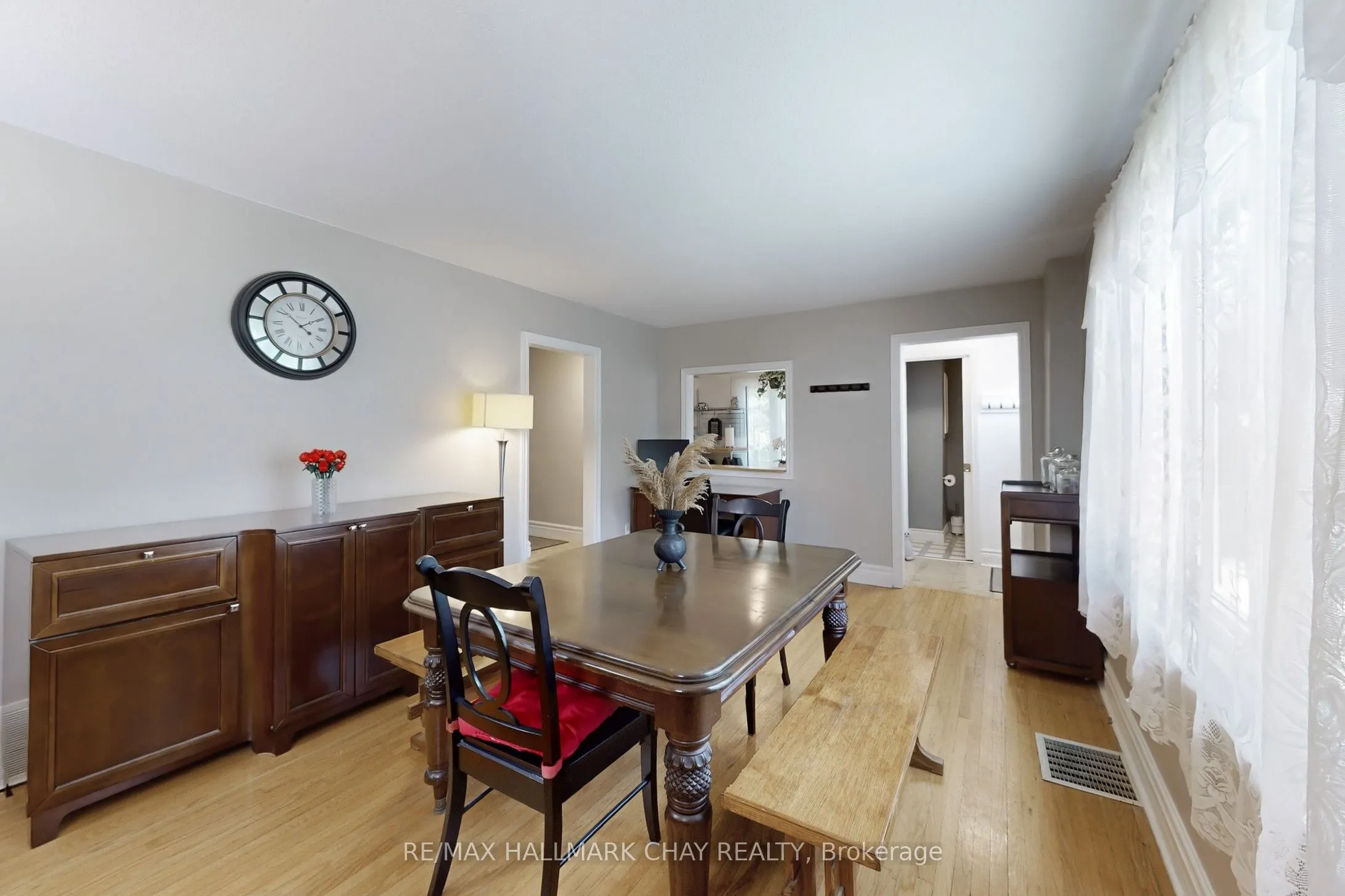 40 Wellington Street E