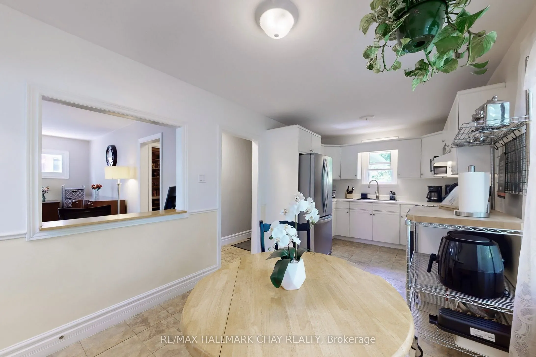 40 Wellington Street E