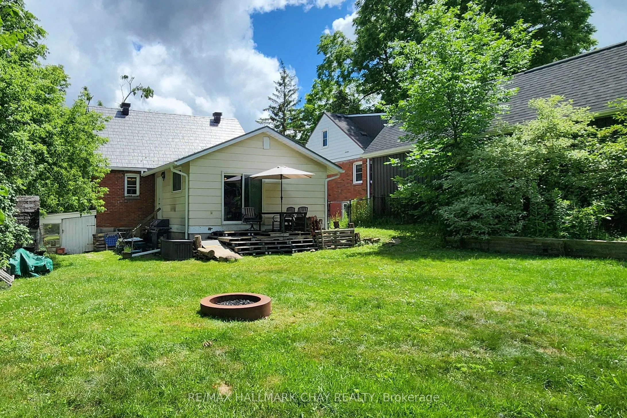 40 Wellington Street E