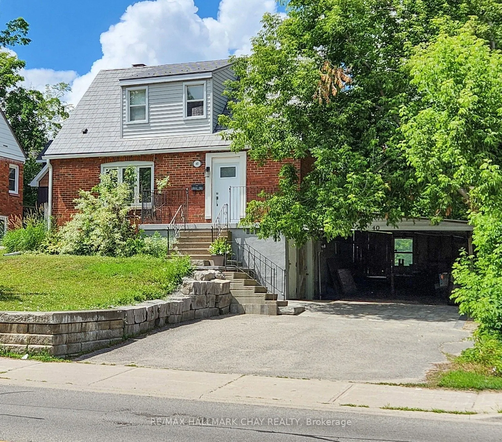 40 Wellington Street E