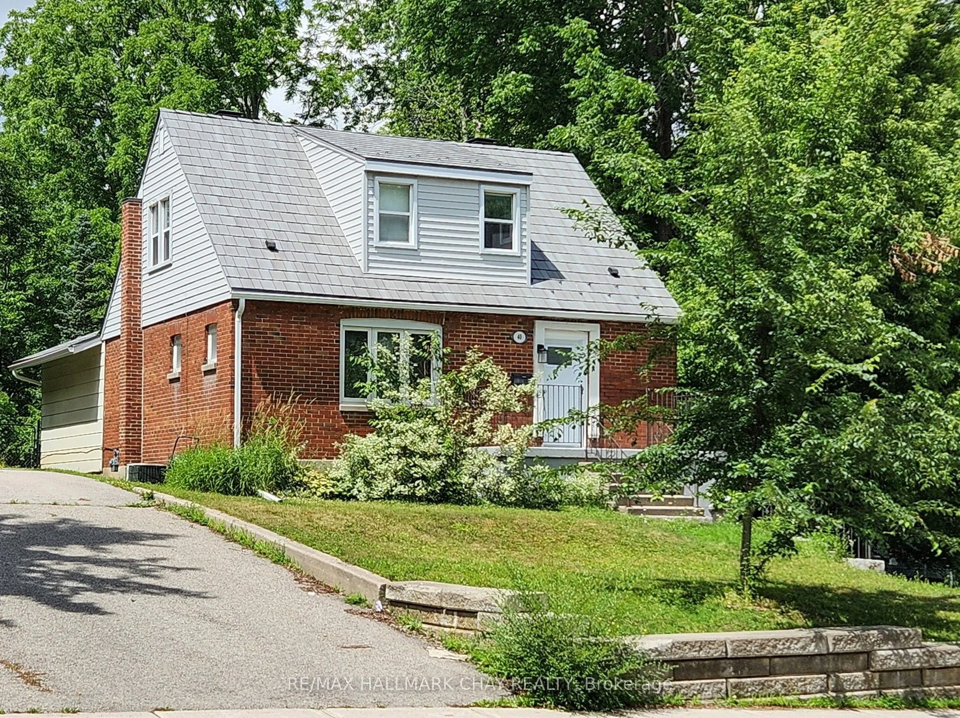 40 Wellington Street E