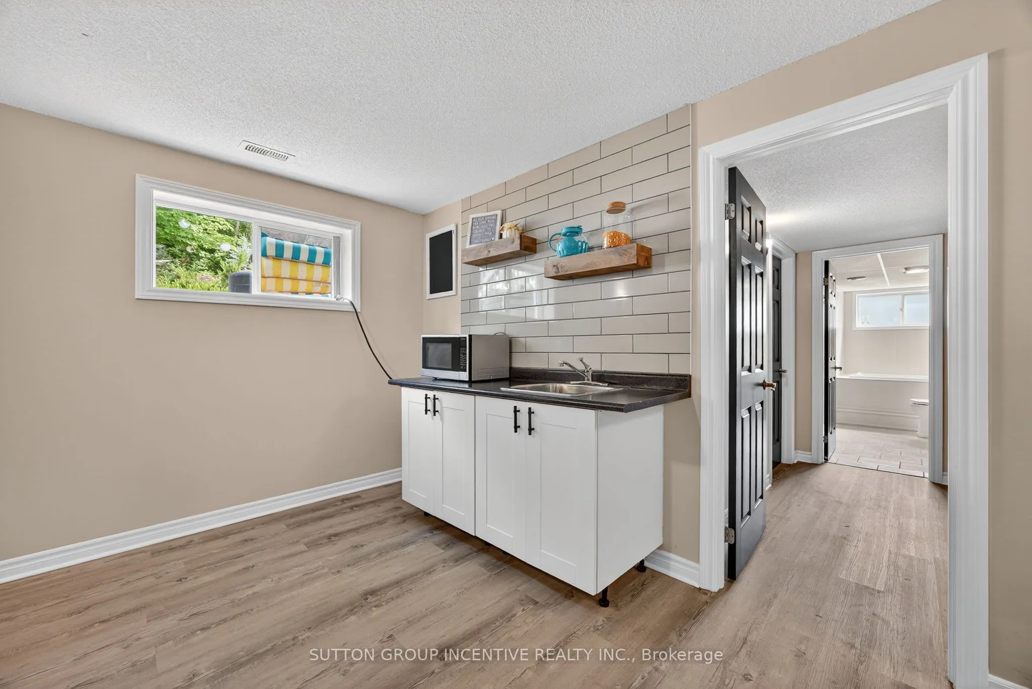 1084 Harbourview Drive
