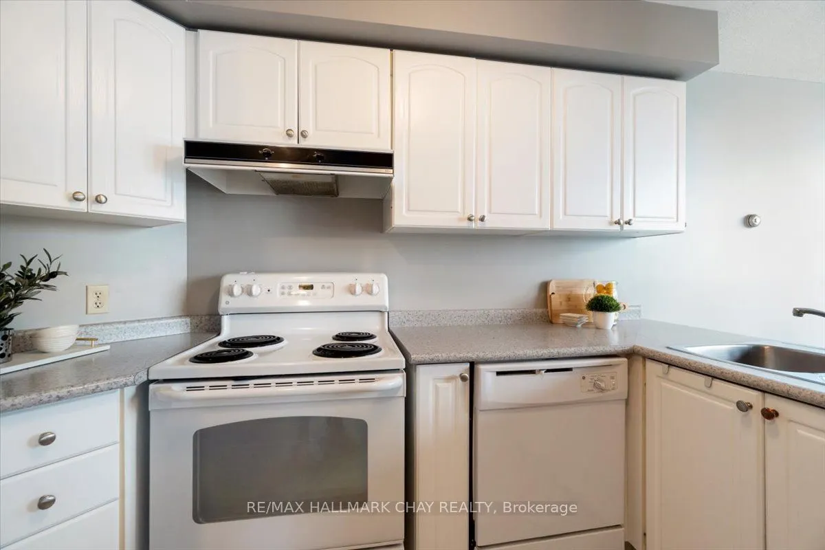 140 Dunlop Street E, #807