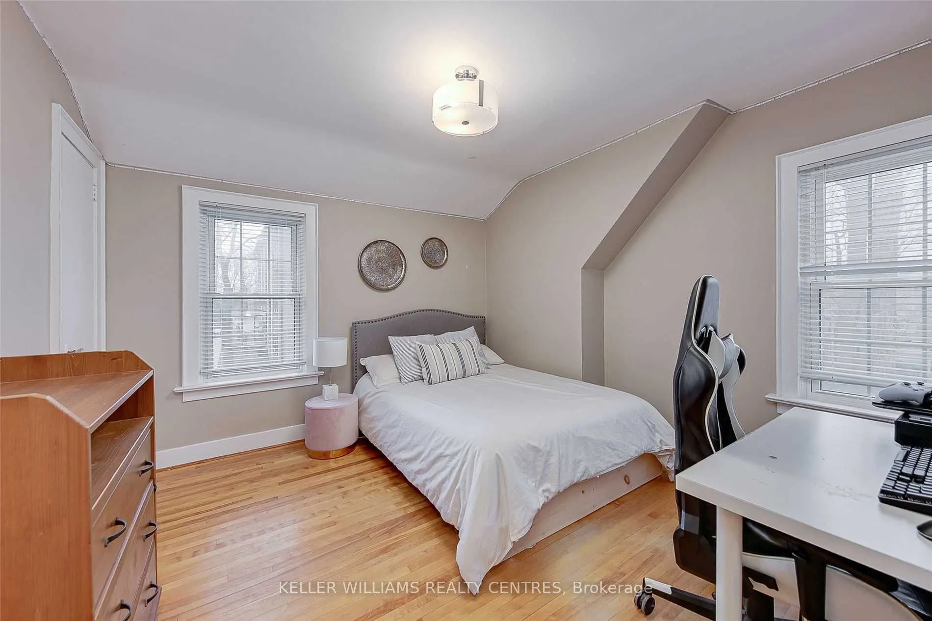 77 Wellington Street E