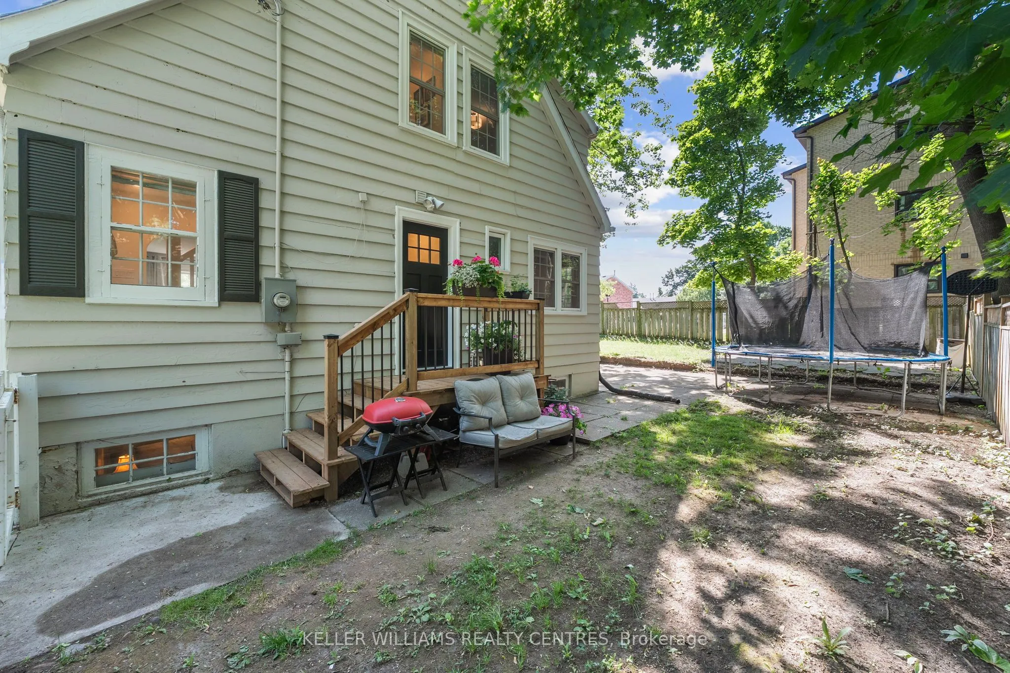 77 Wellington Street E