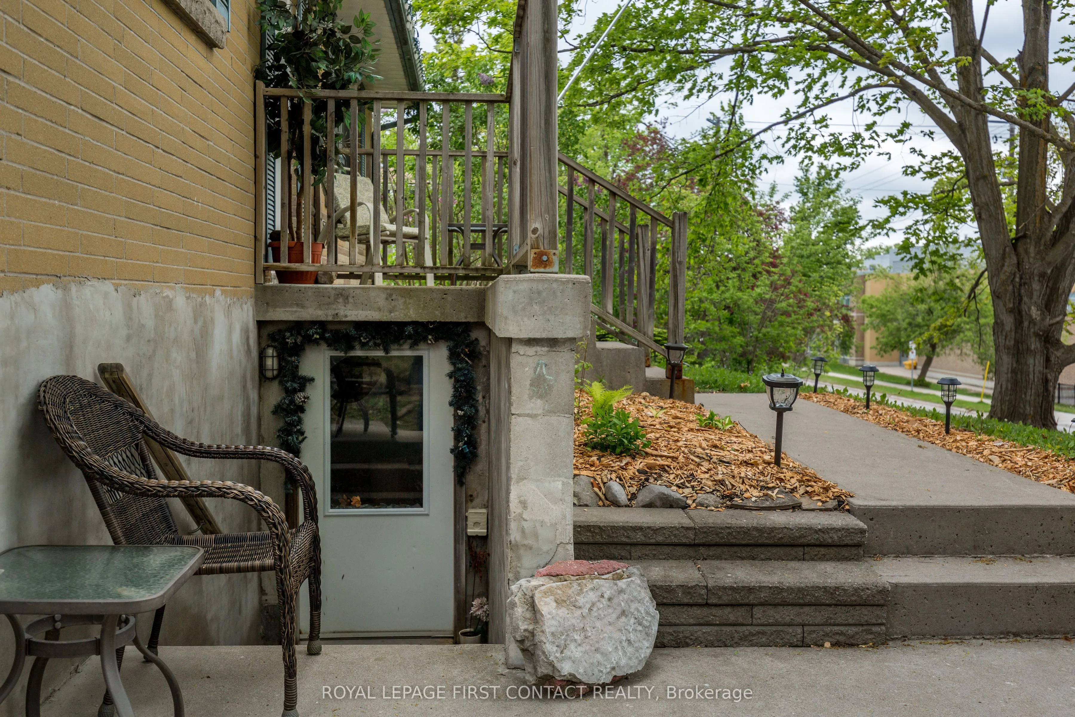 48 Brant Street W