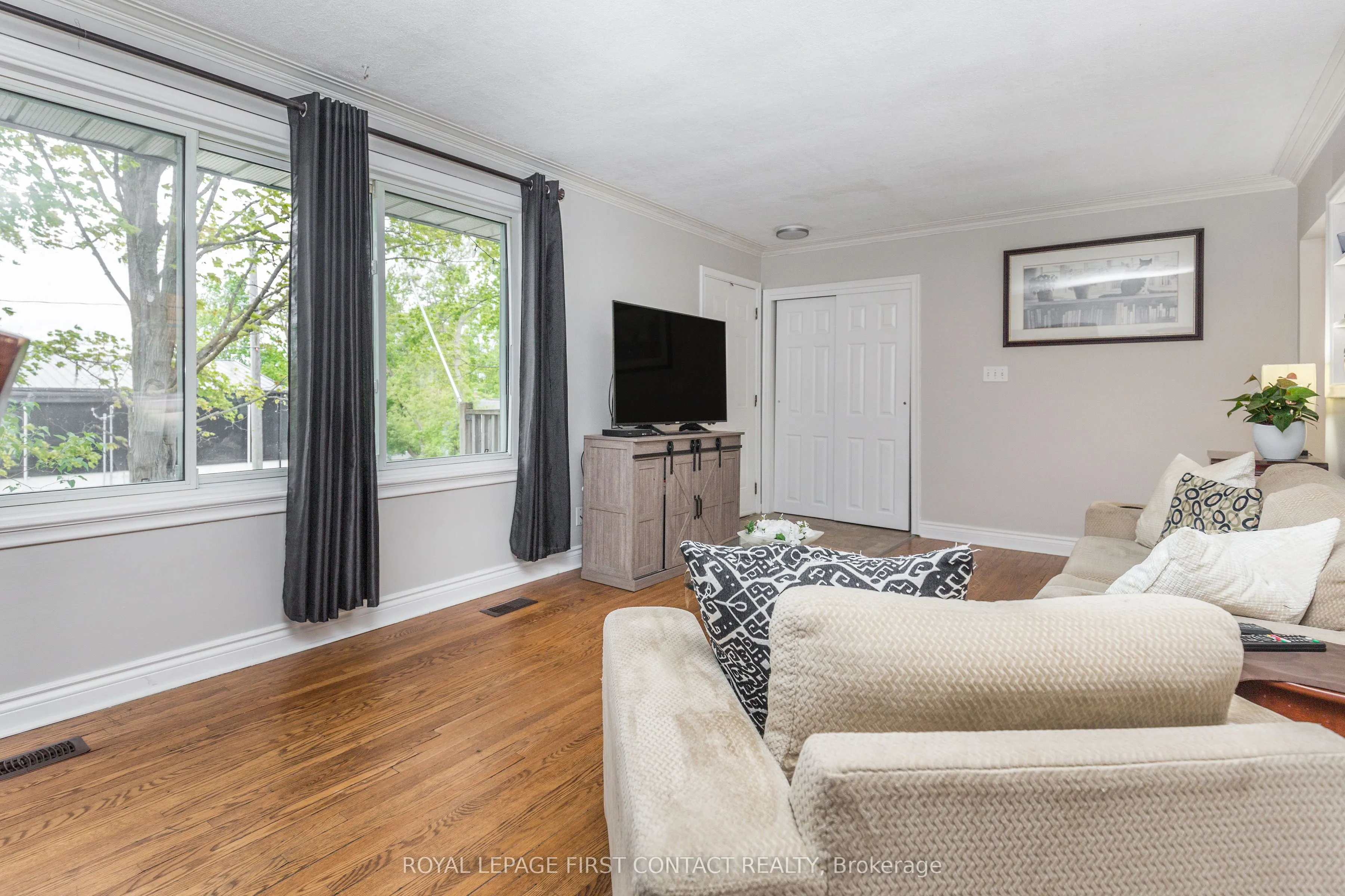48 Brant Street W