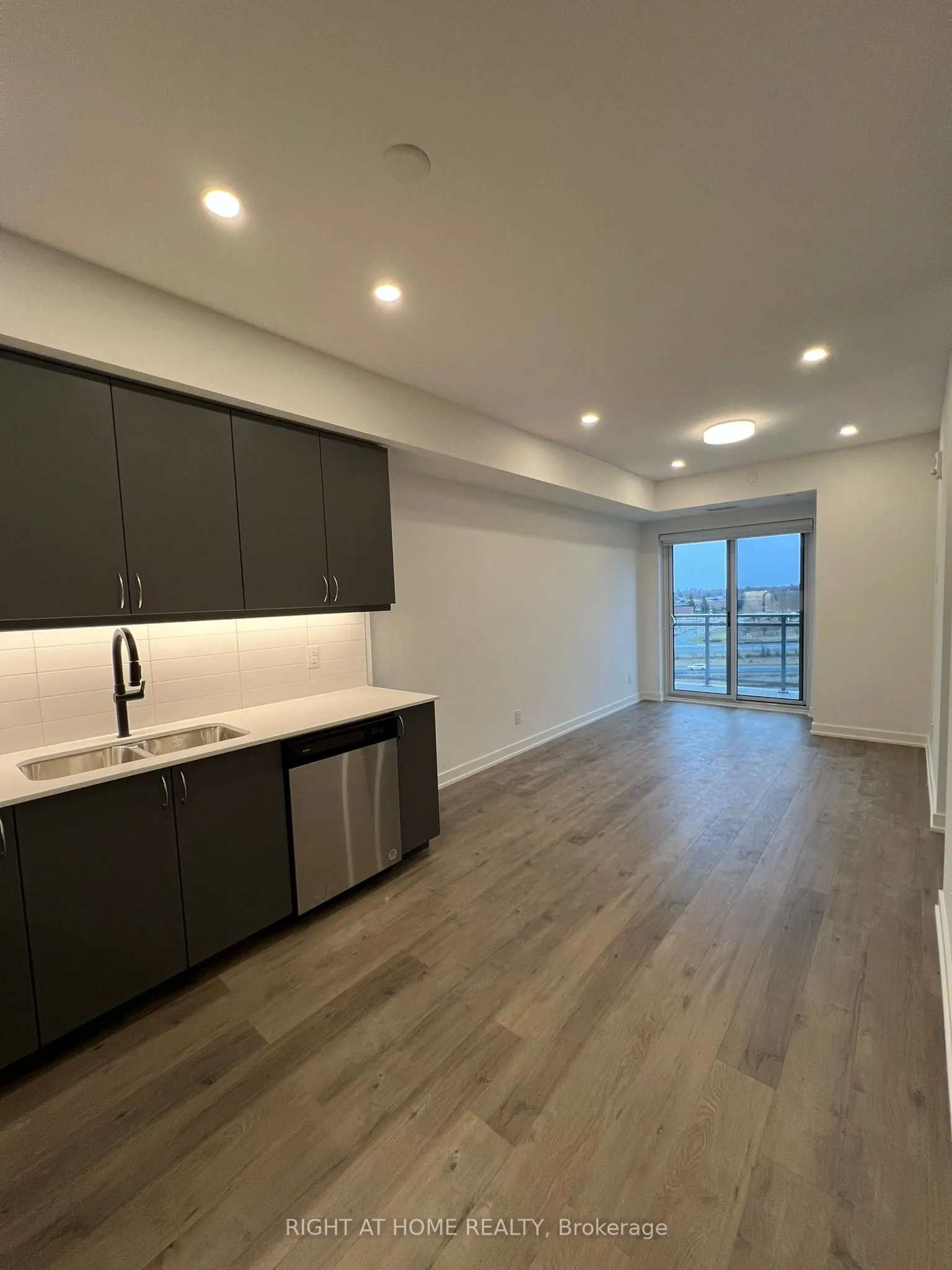 56 Lakeside Terrace, #1211