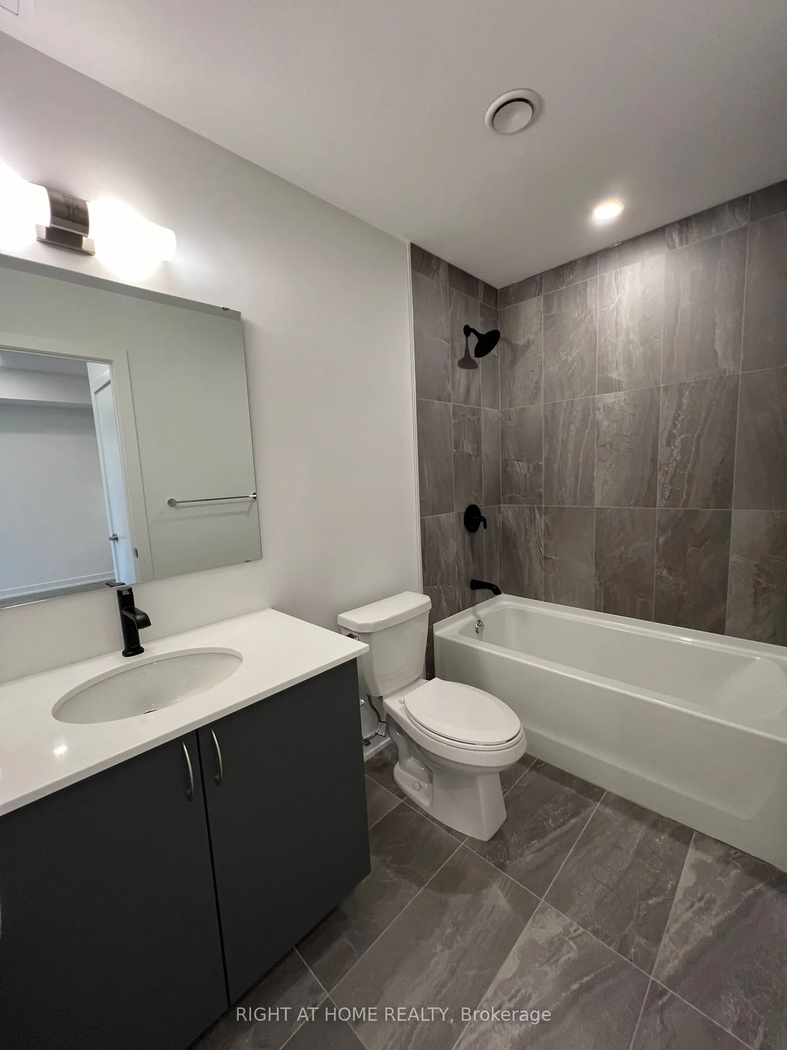 56 Lakeside Terrace, #1211