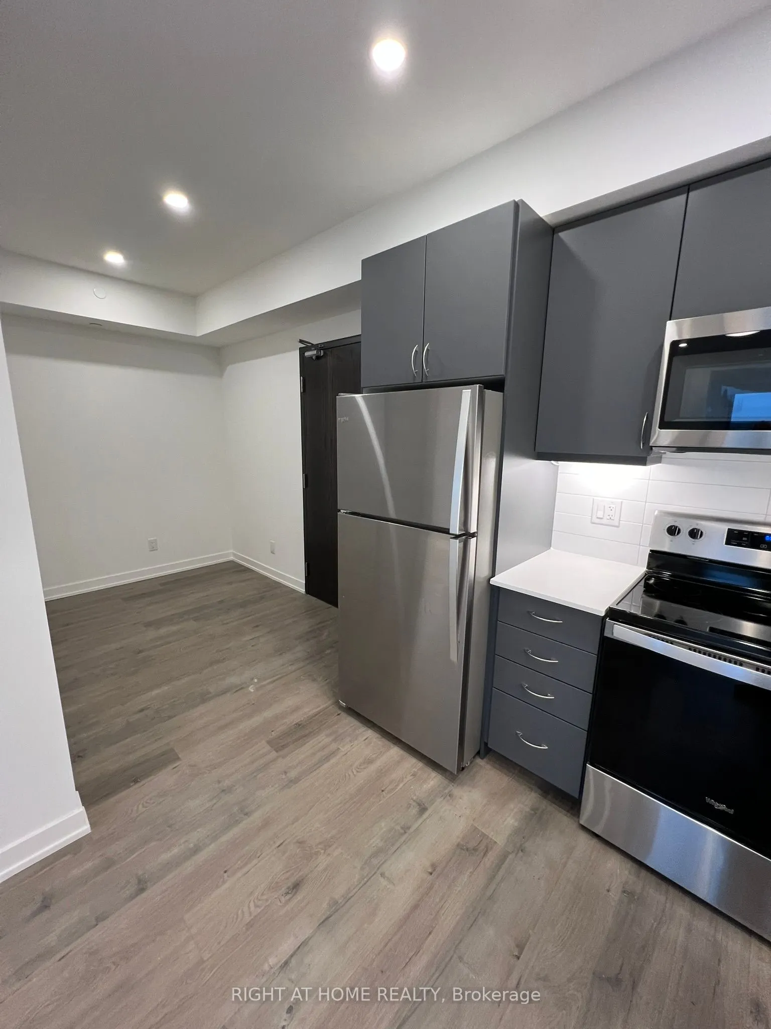56 Lakeside Terrace, #1211