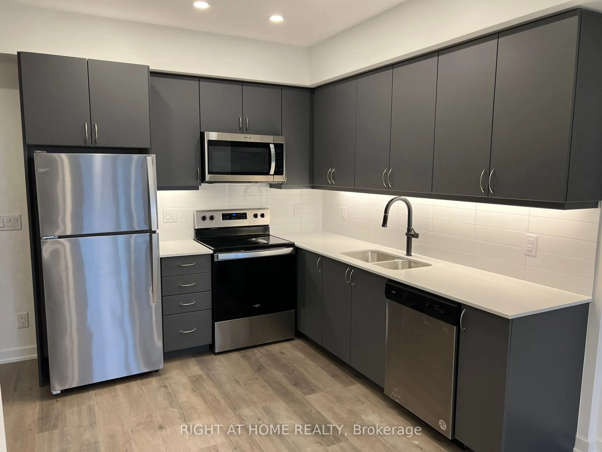 56 Lakeside Terrace, #1211