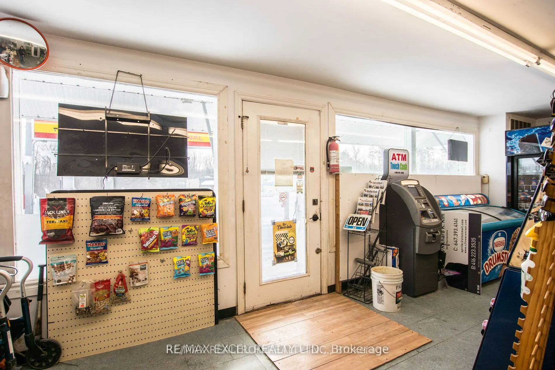 8906 Hwy 11 Road S