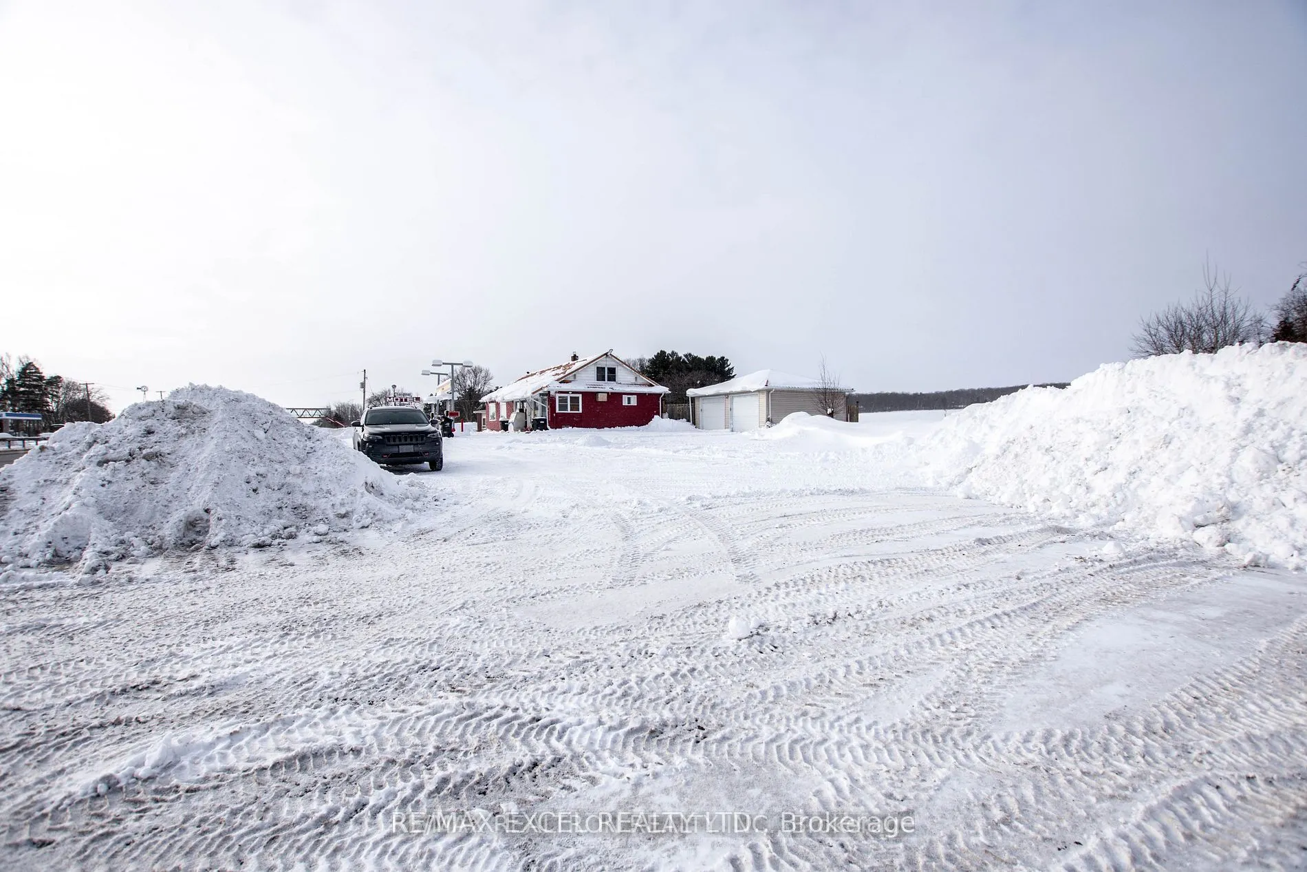 8906 Hwy 11 Road S
