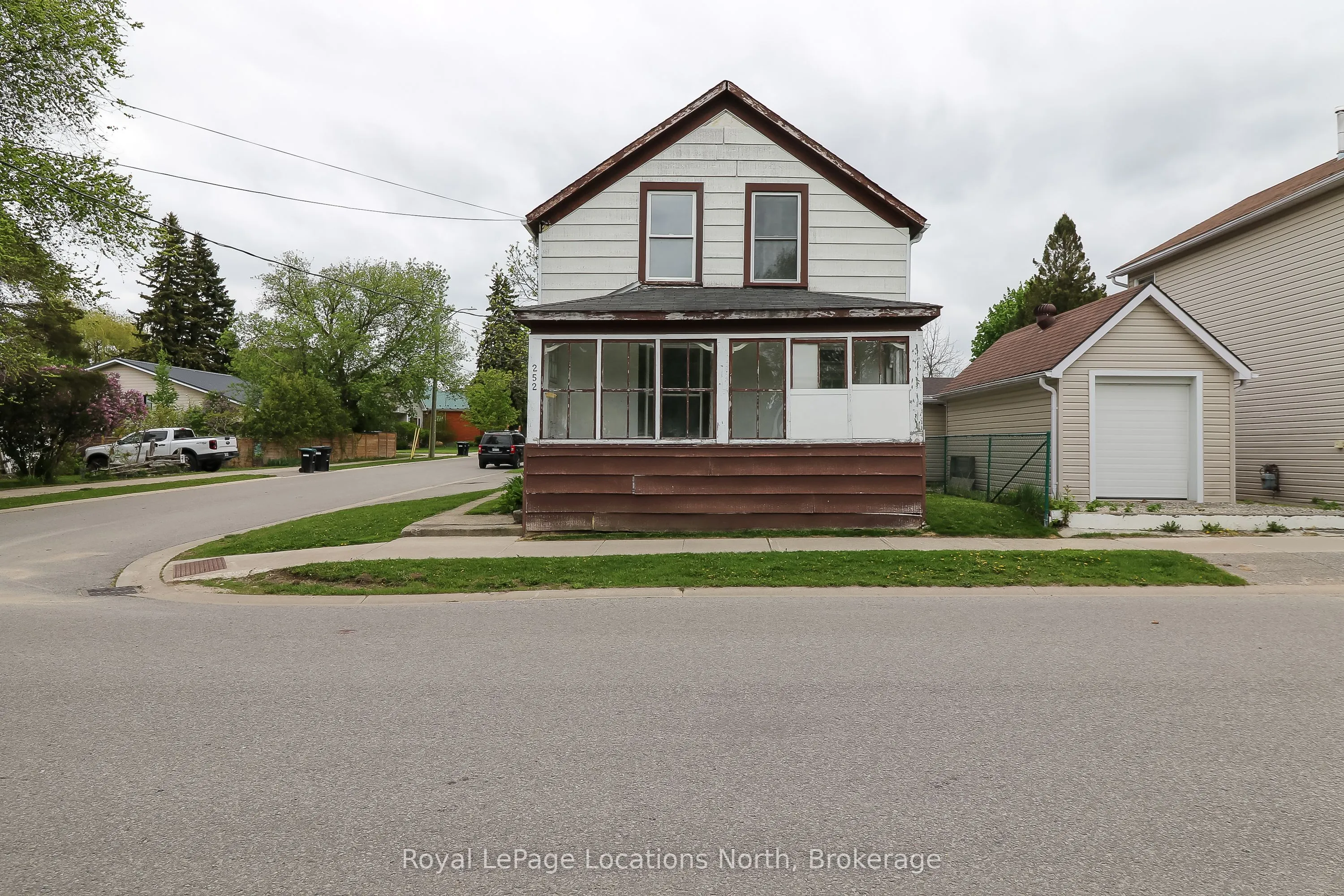 252 Simcoe Street