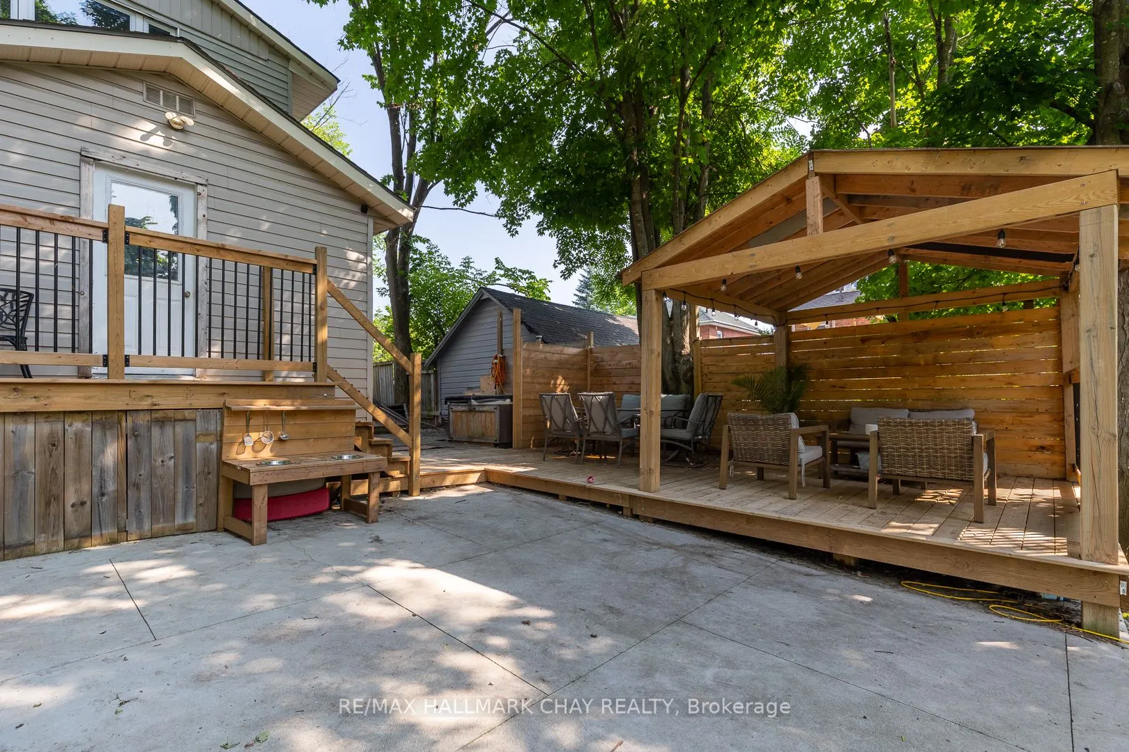 109 Borland Street E