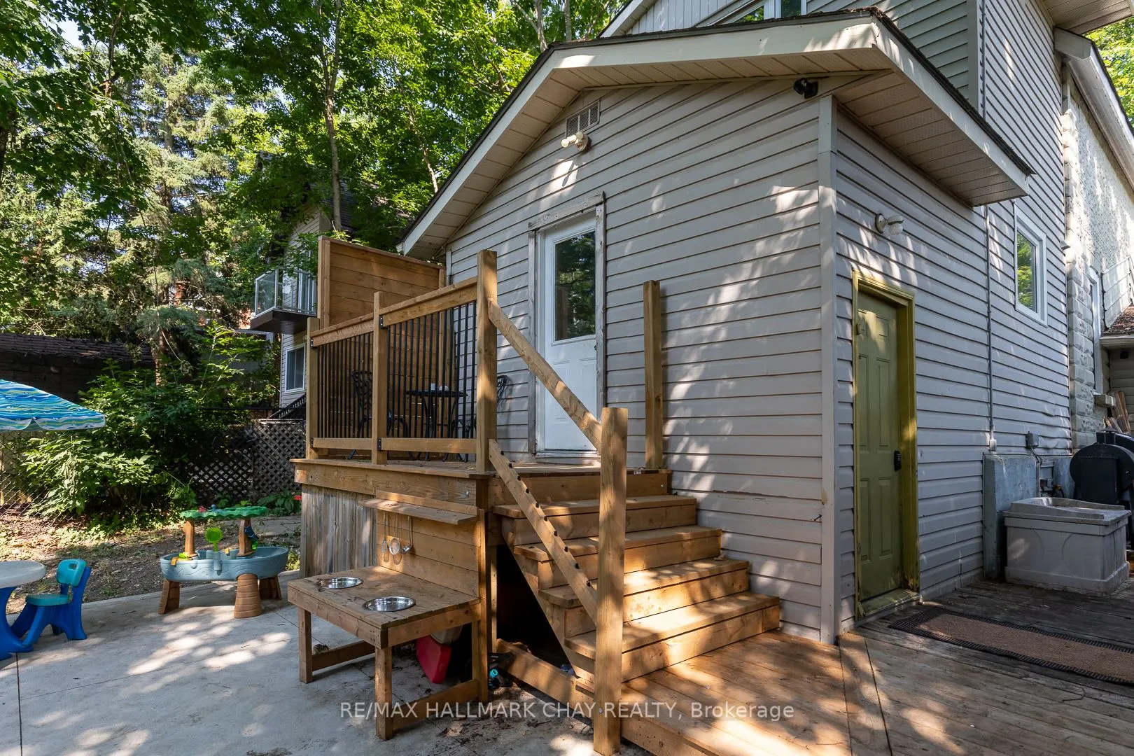 109 Borland Street E