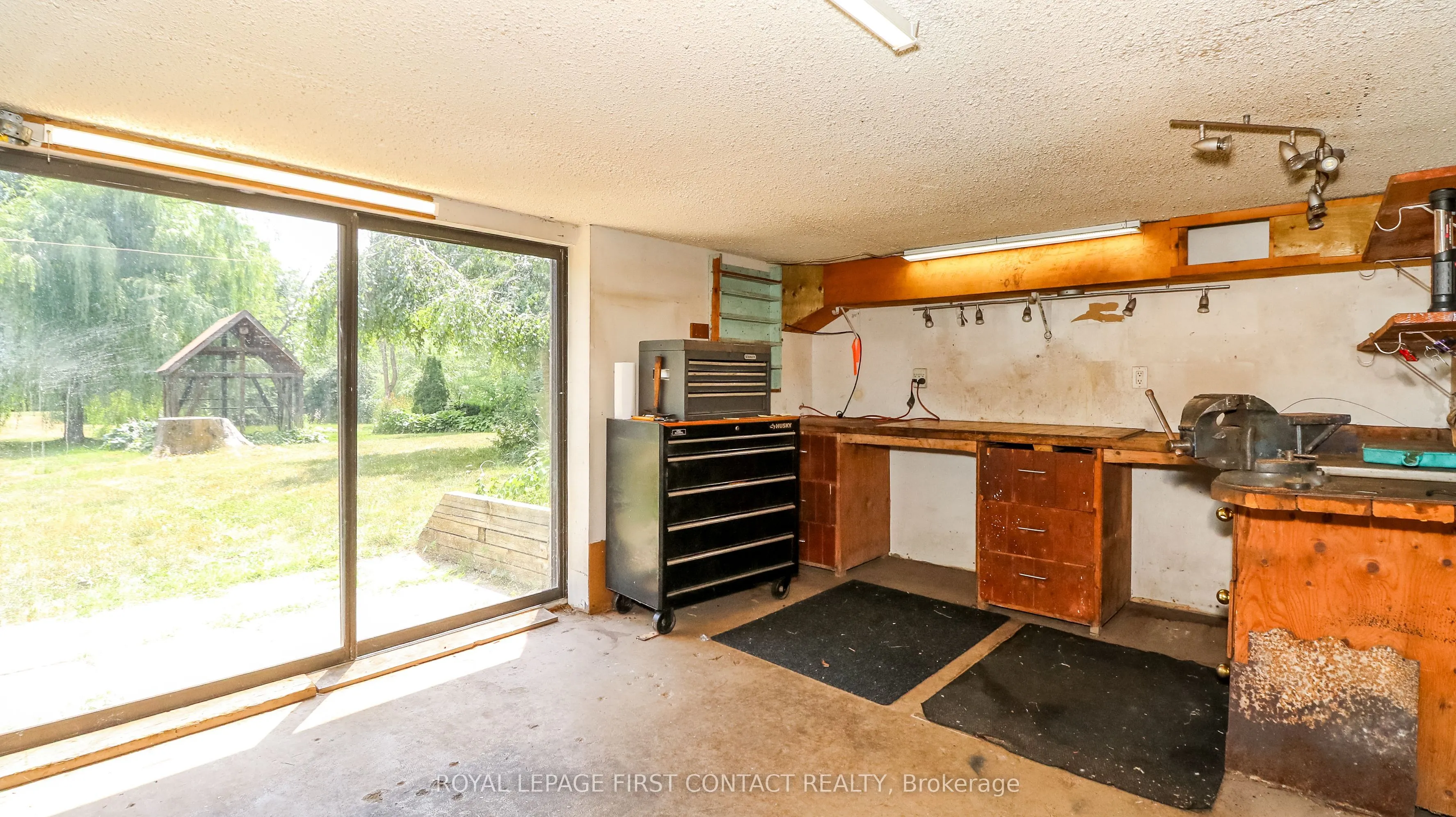 953 Ridge Road W