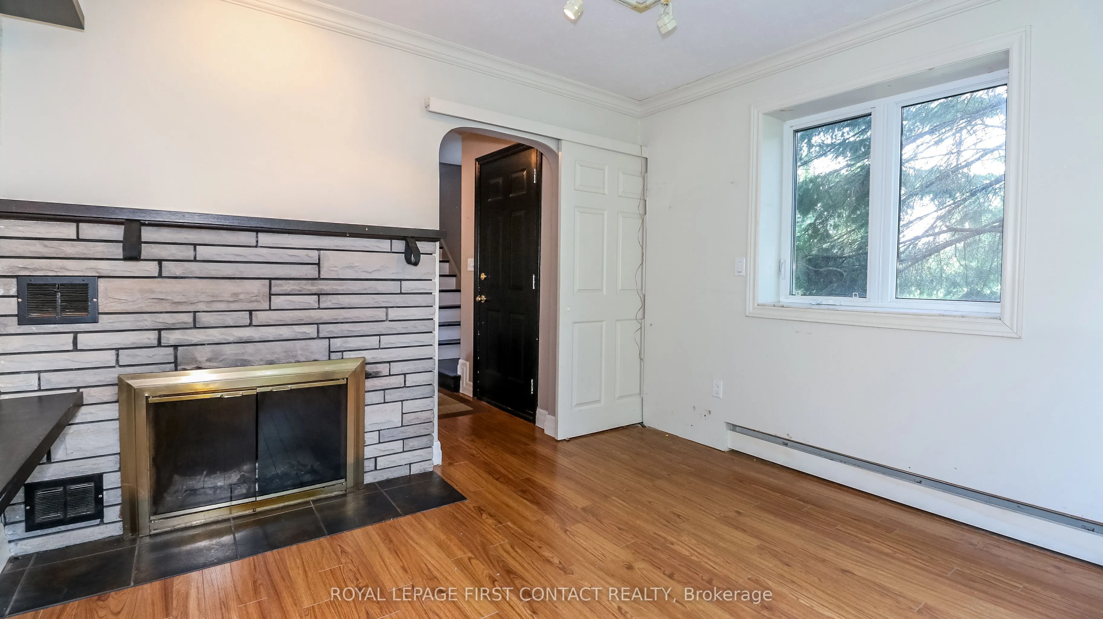 953 Ridge Road W