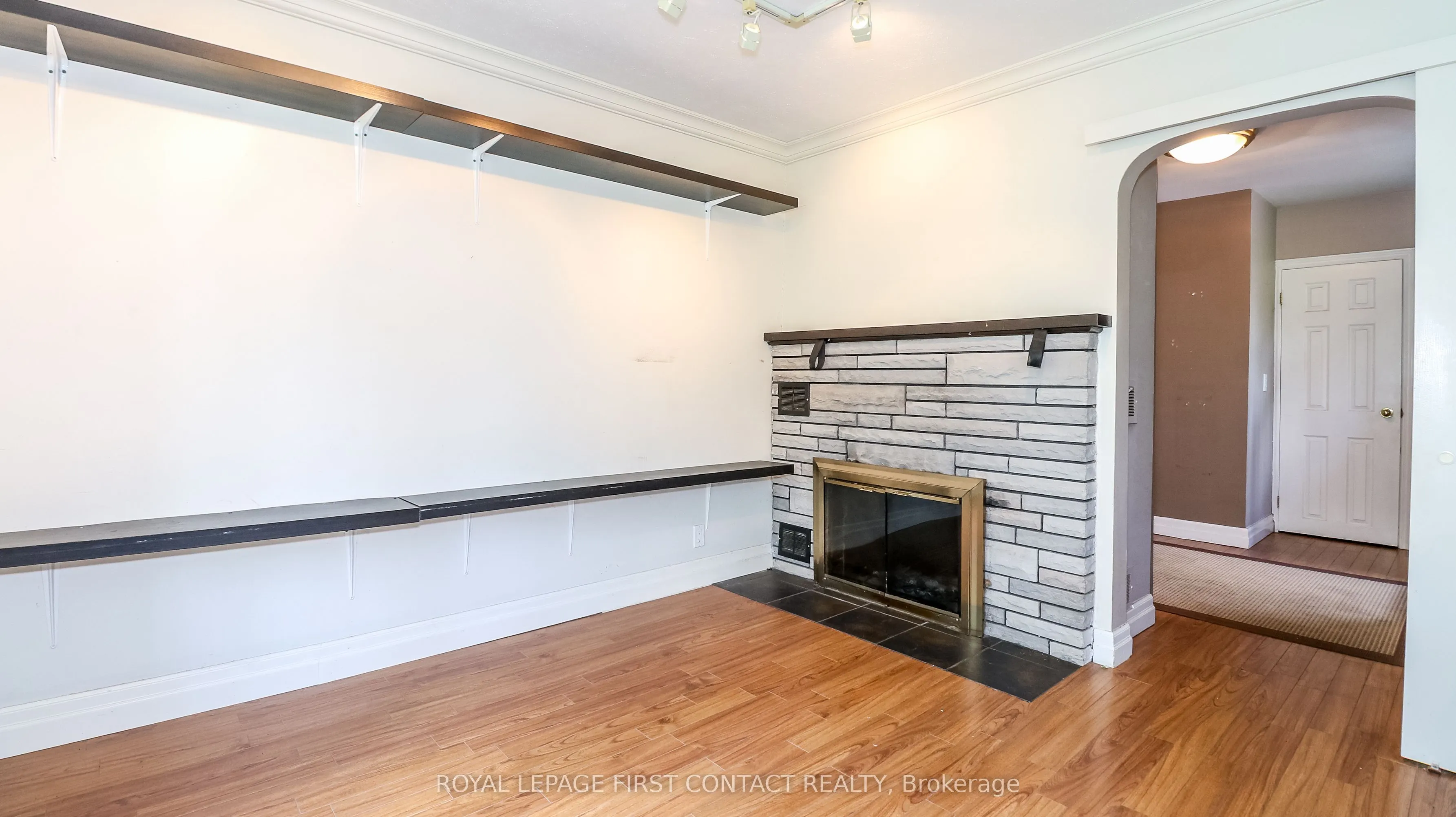 953 Ridge Road W