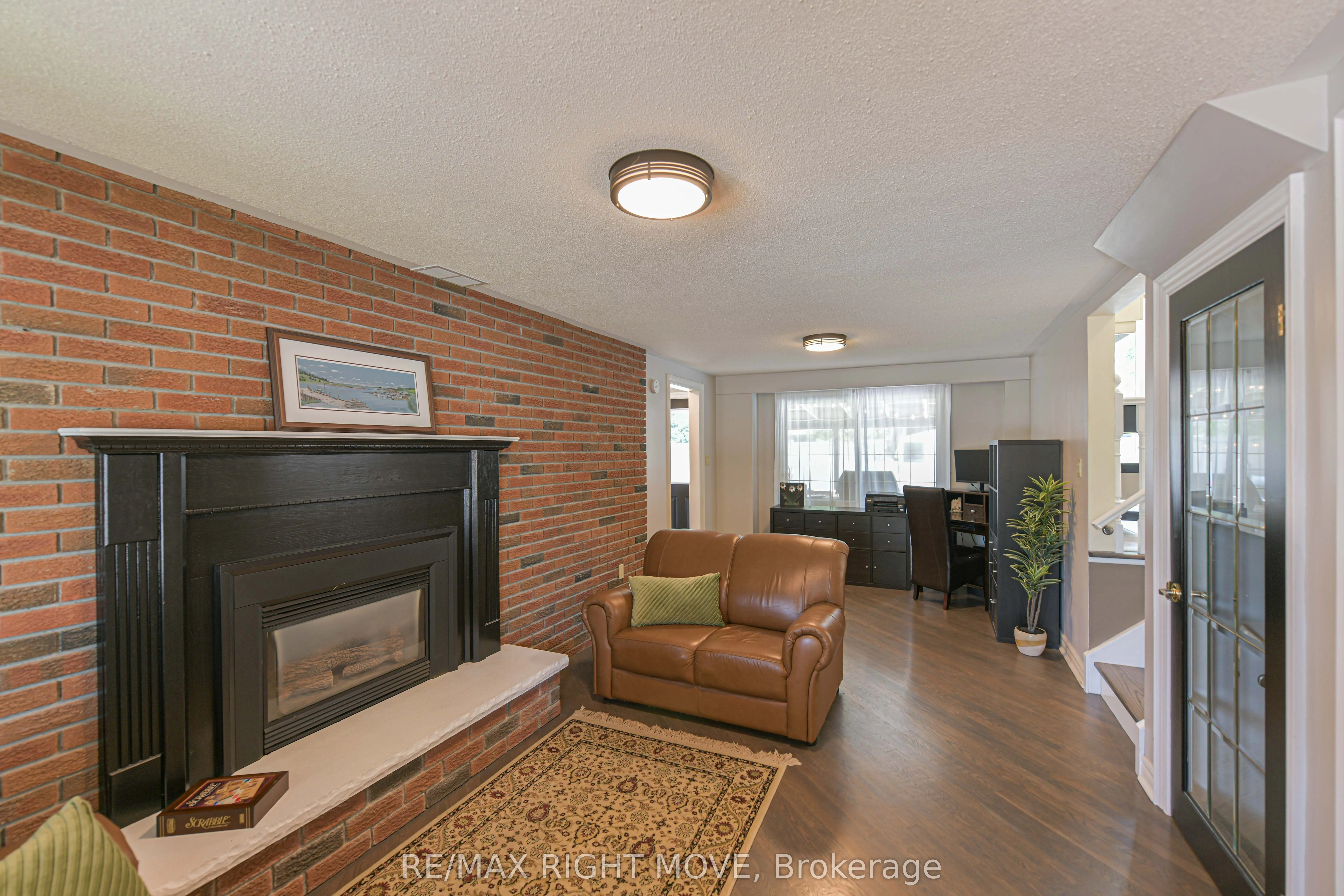 457 Peter Street N