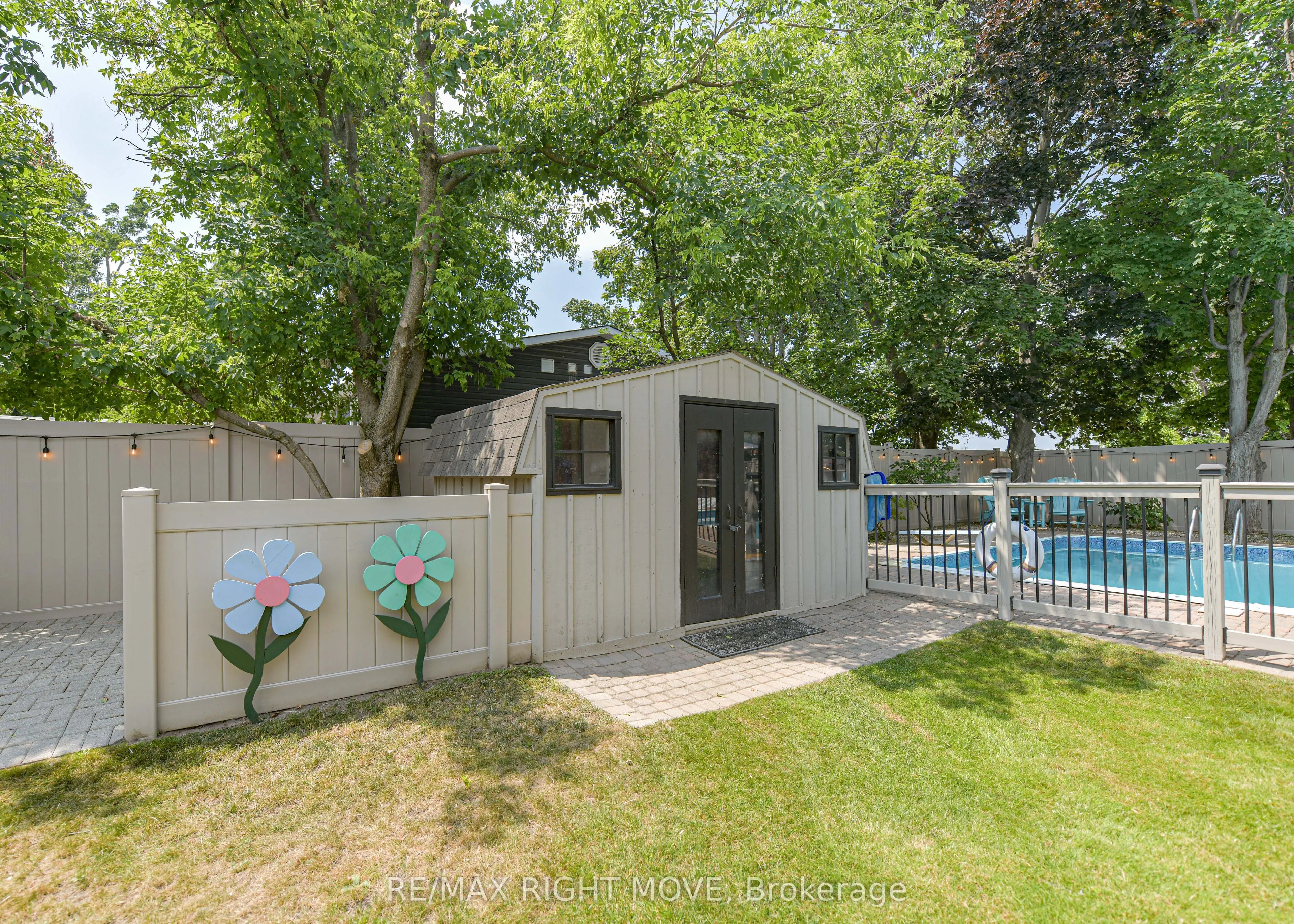 457 Peter Street N