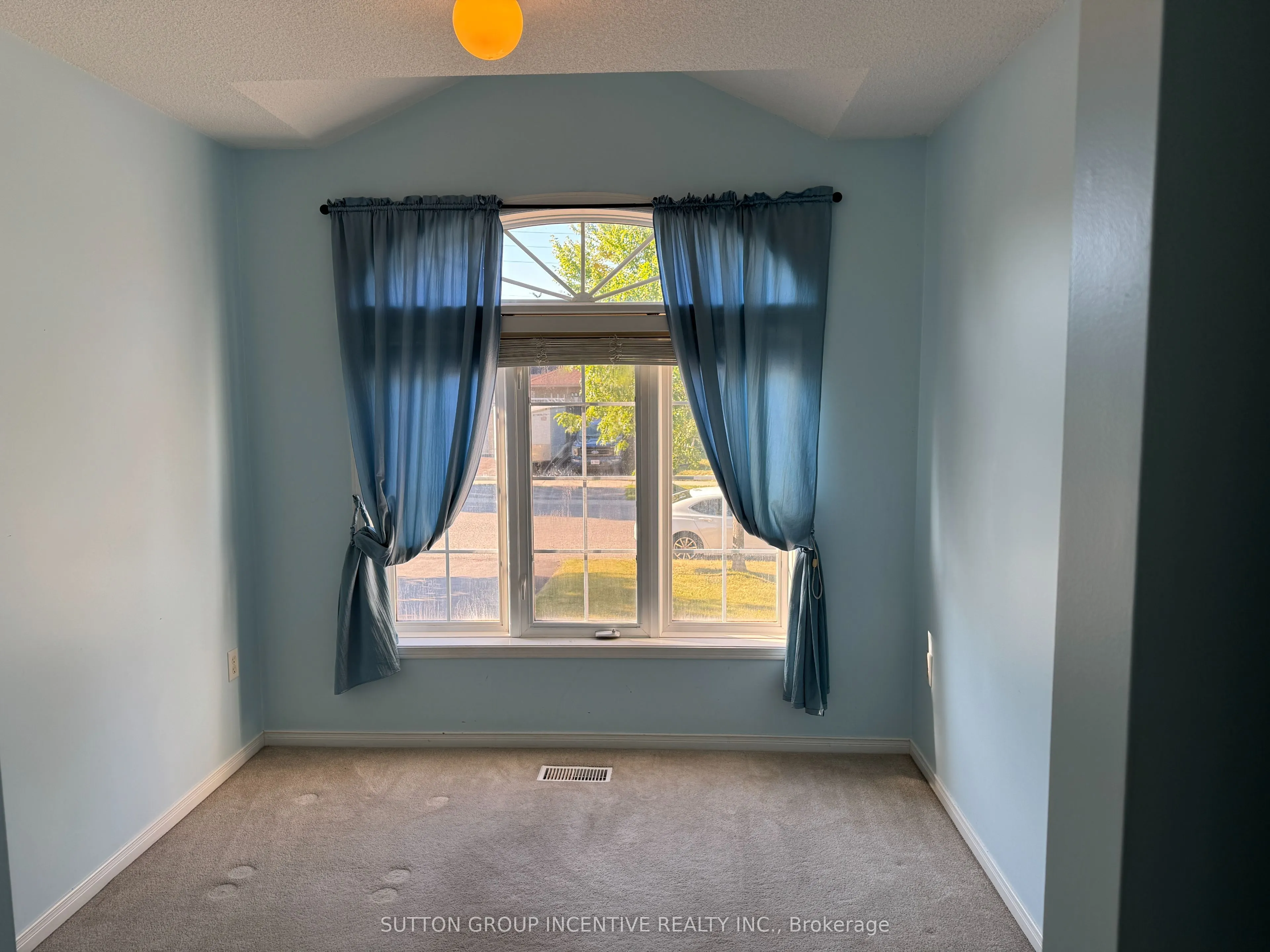 136 Nathan Crescent