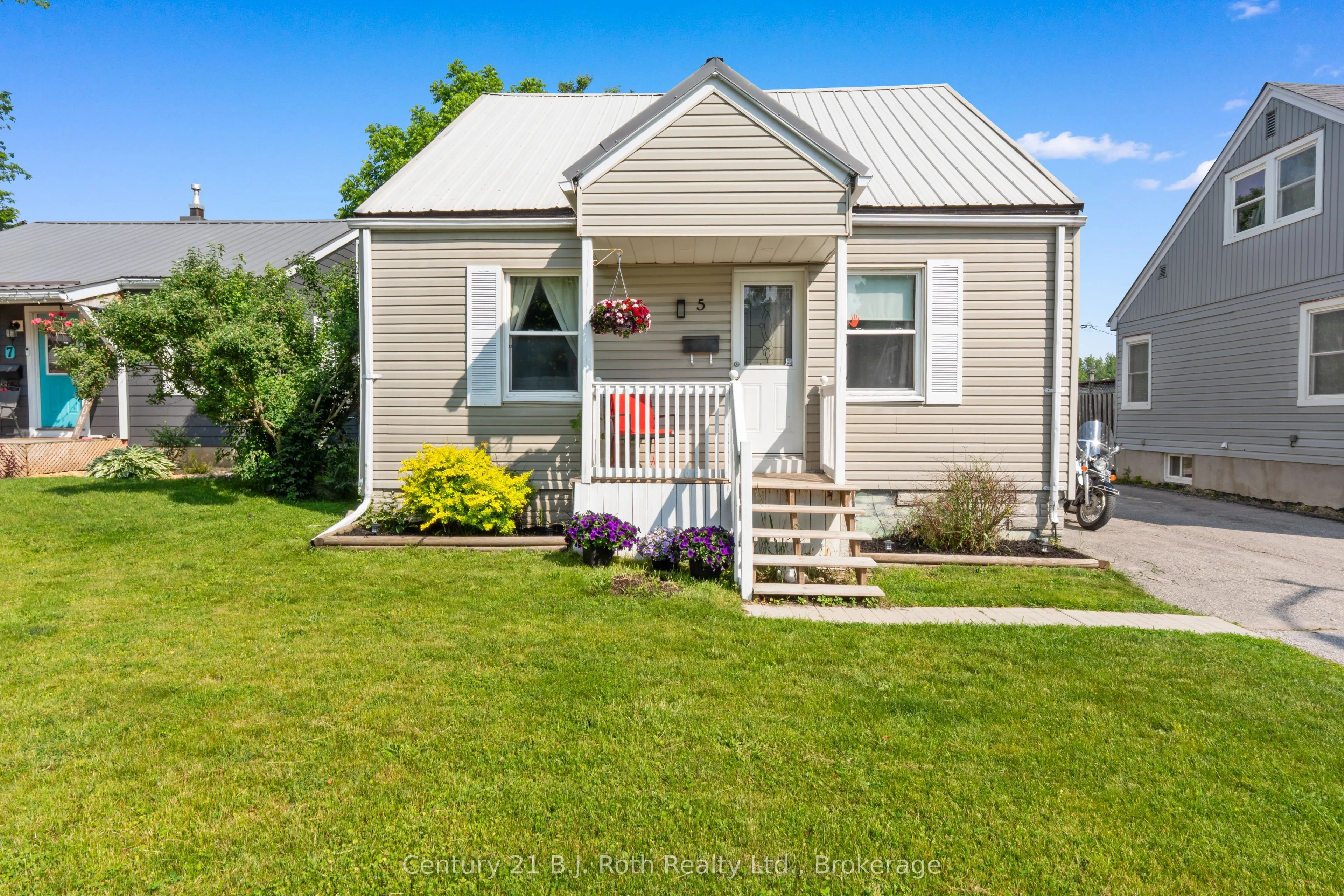 5 Albany Avenue